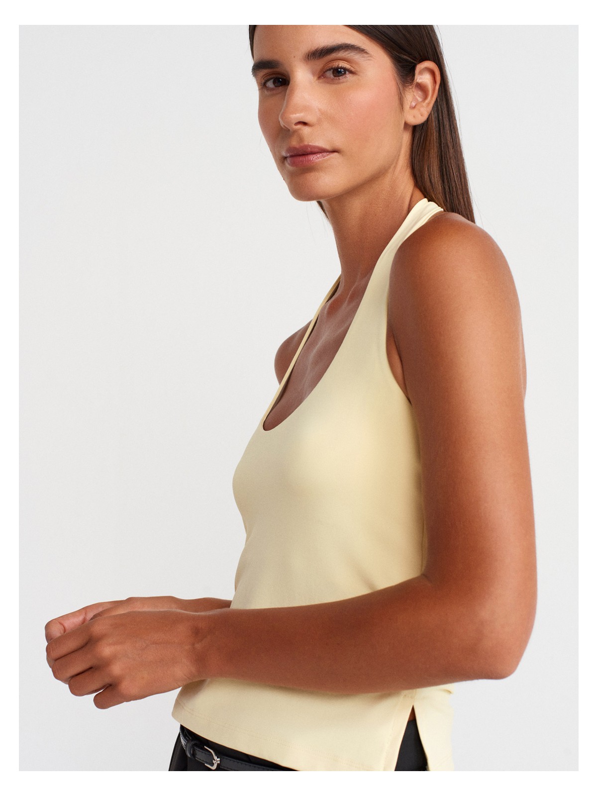 Dilvin 31753 Halter Yaka Kadın Bluz Sarı %93 Naylon Kolsuz Günlük Stil 40 Beden - Görsel 3