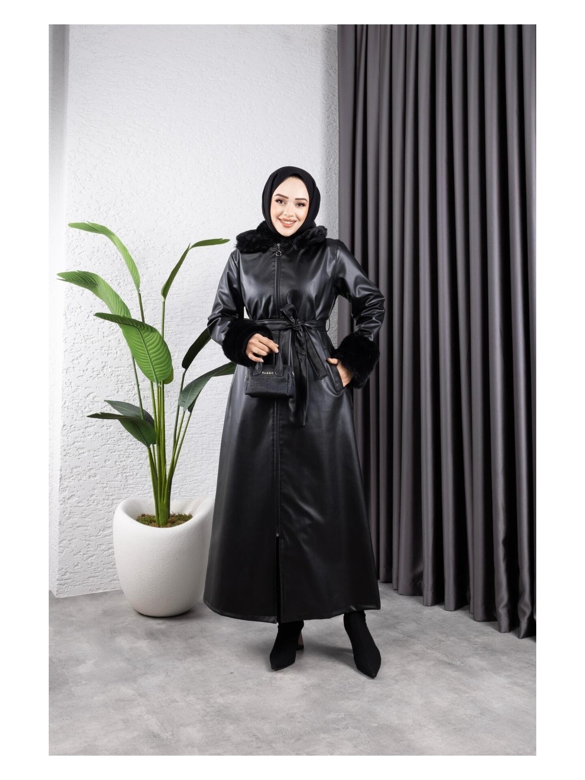 Harman Butik Kadın Fermuarlı Kuşaklı Yakası Kürk Görünümlü Astarlı Deri Uzun Trençkot