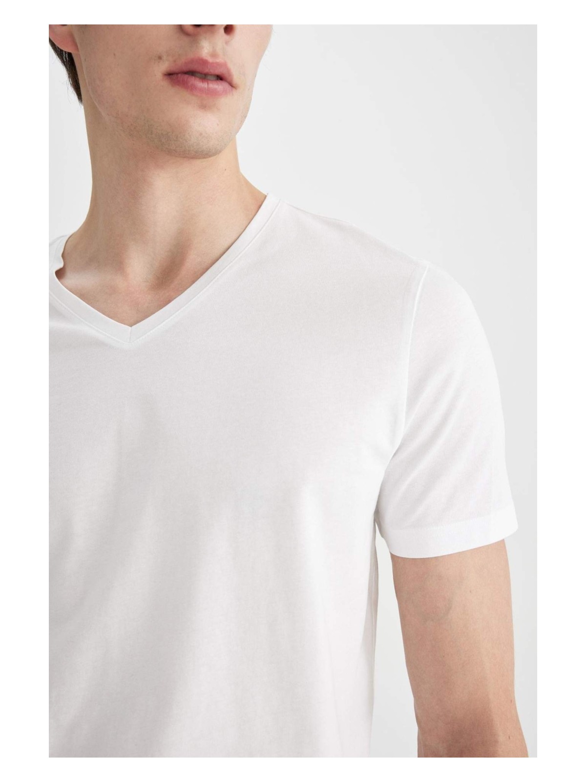 DeFacto %100 Pamuk Slim Fit Dar Kesim V Yaka Basic Düz Kısa Kollu Beyaz Tişört M7668AZ24SP - Görsel 7