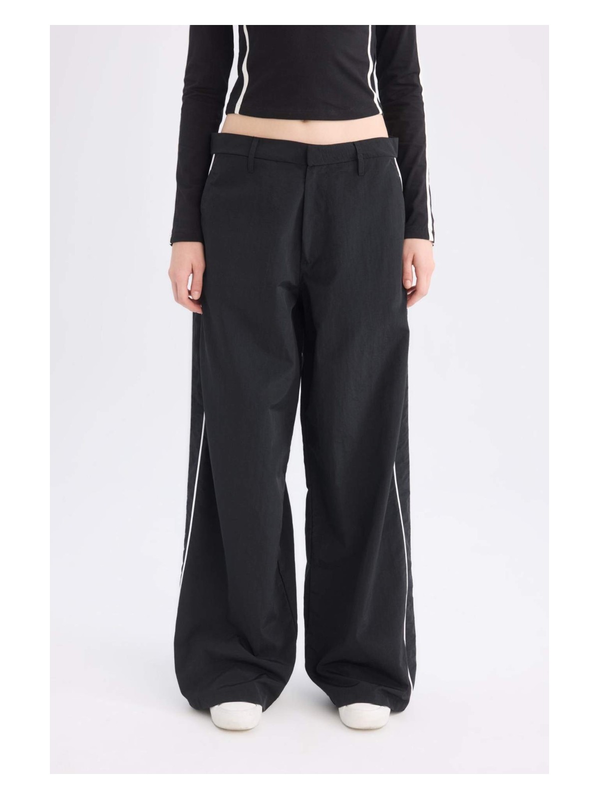 DeFacto Wide Leg Geniş Bol Paça Normal Bel Palazzo Pantolon Cepli Şerit Detaylı D4404AX24AU - Görsel 3