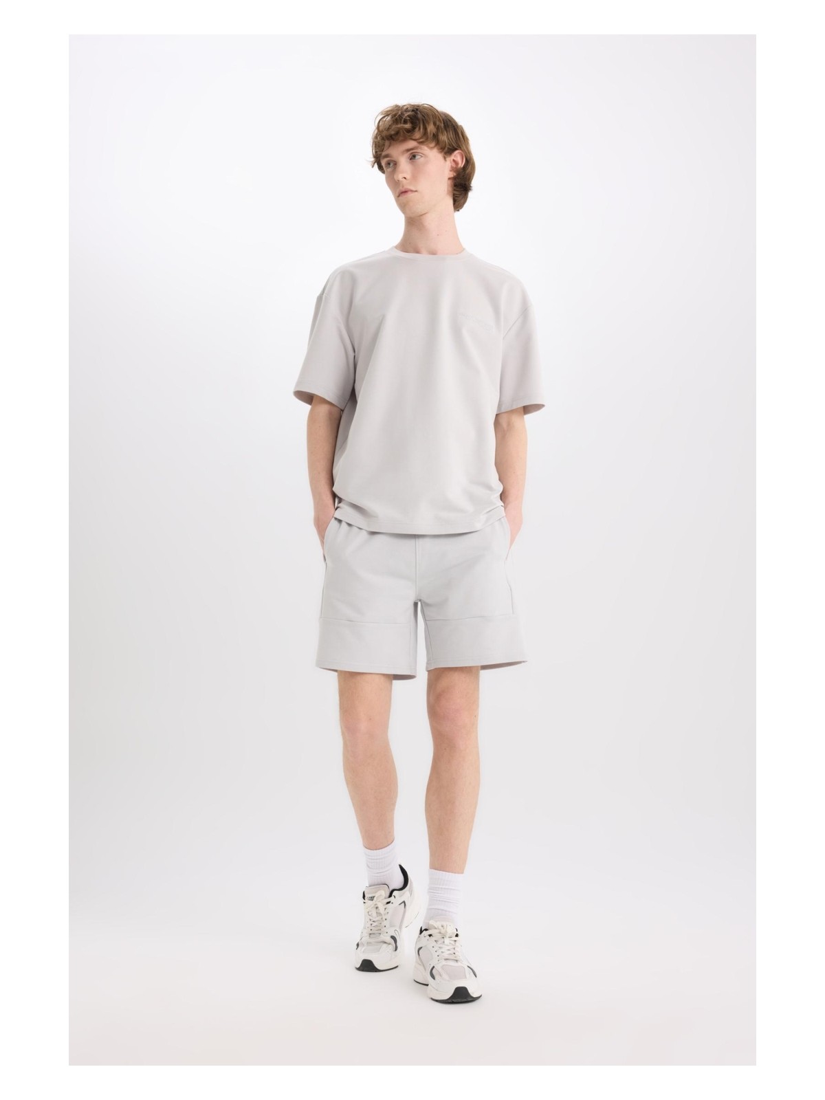 DeFacto Slim Fit Dar Kesim Dar Paça Basic Düz Şort B8674AX25SP