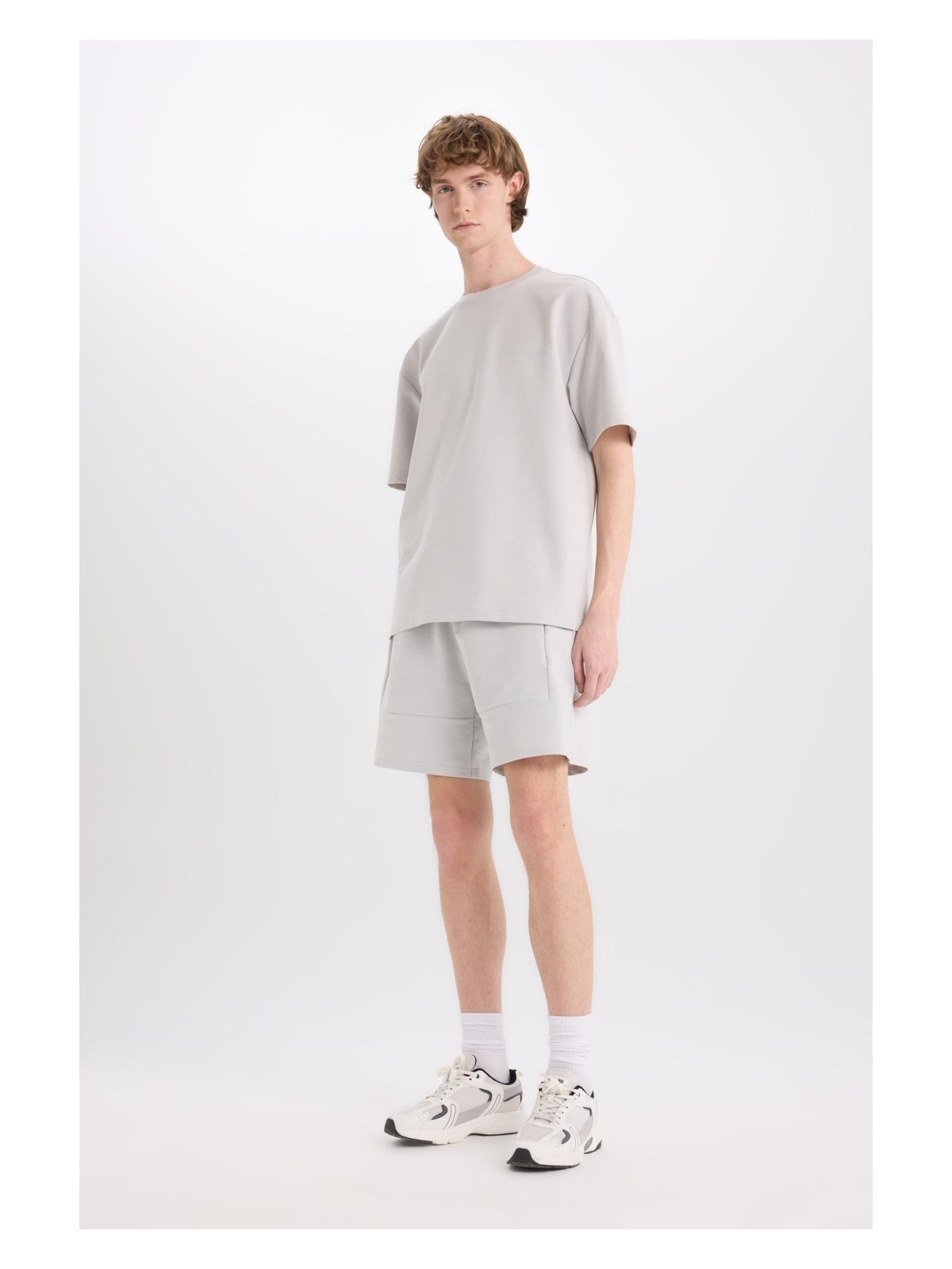 DeFacto Slim Fit Dar Kesim Dar Paça Basic Düz Şort B8674AX25SP - Görsel 2