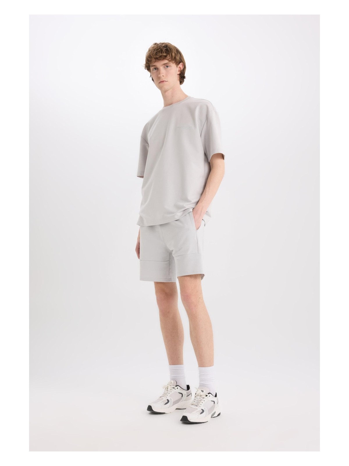 DeFacto Slim Fit Dar Kesim Dar Paça Basic Düz Şort B8674AX25SP - Görsel 3