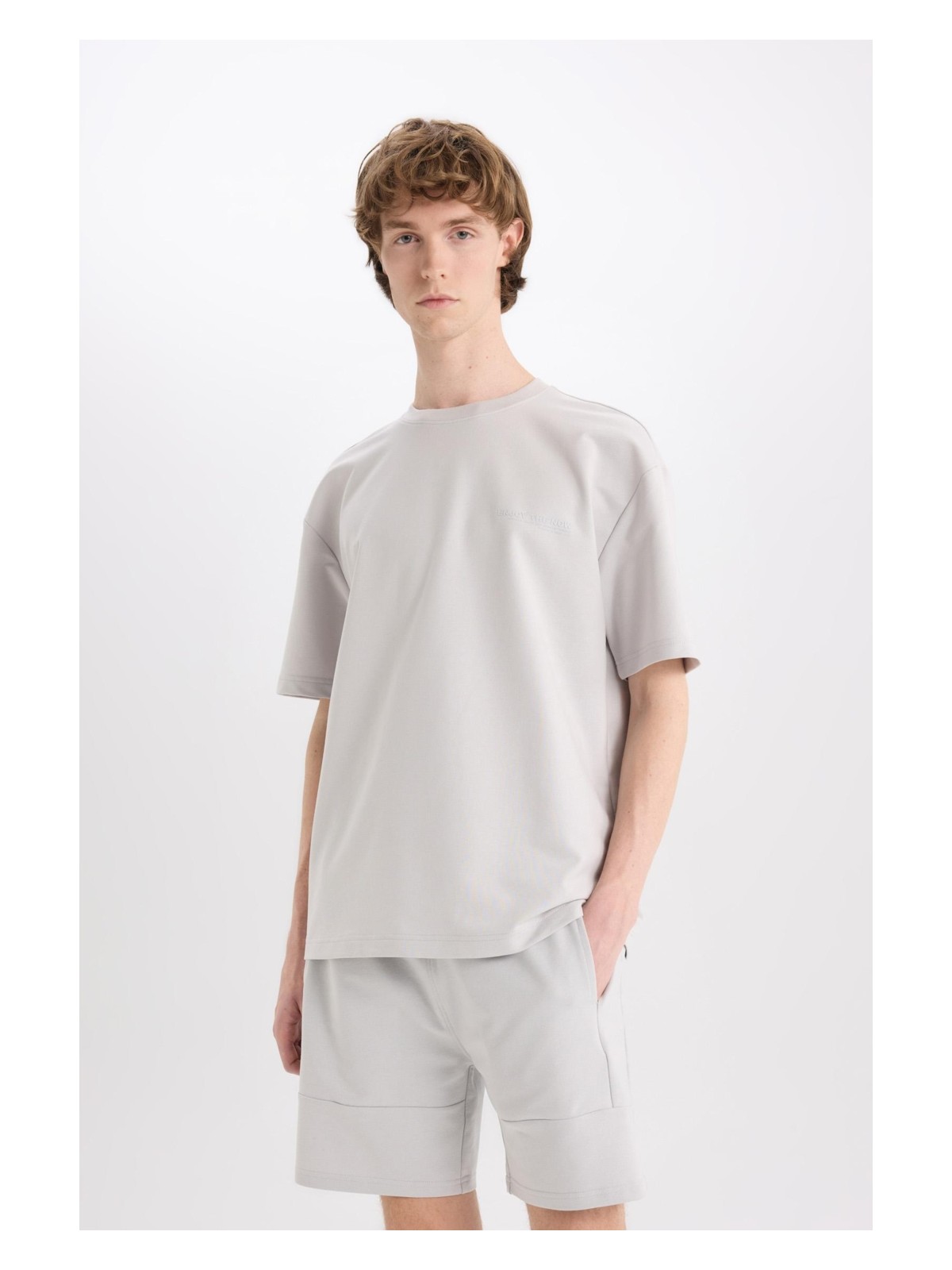 DeFacto Slim Fit Dar Kesim Dar Paça Basic Düz Şort B8674AX25SP - Görsel 4