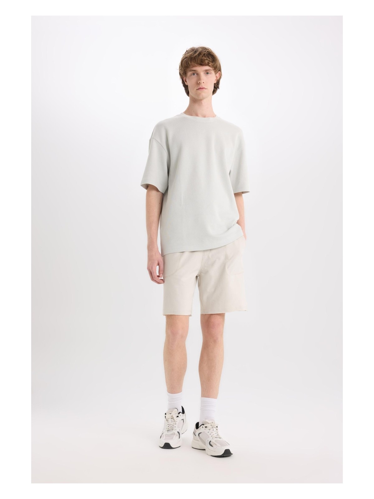 DeFacto %100 Pamuk Slim Fit Dar Kesim Dar Paça Cepli Basic Düz Şort B8673AX25SM