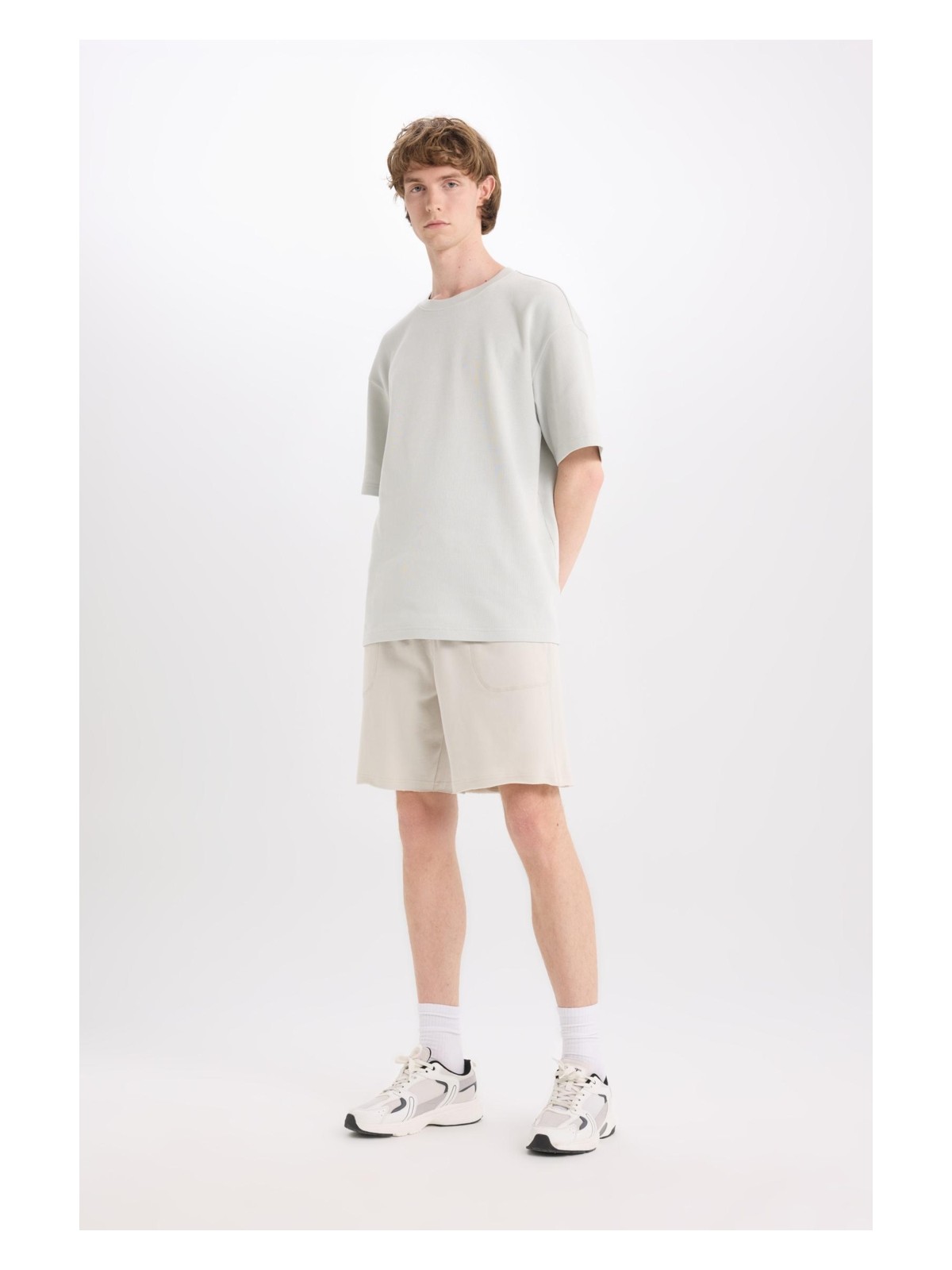 DeFacto %100 Pamuk Slim Fit Dar Kesim Dar Paça Cepli Basic Düz Şort B8673AX25SM - Görsel 2