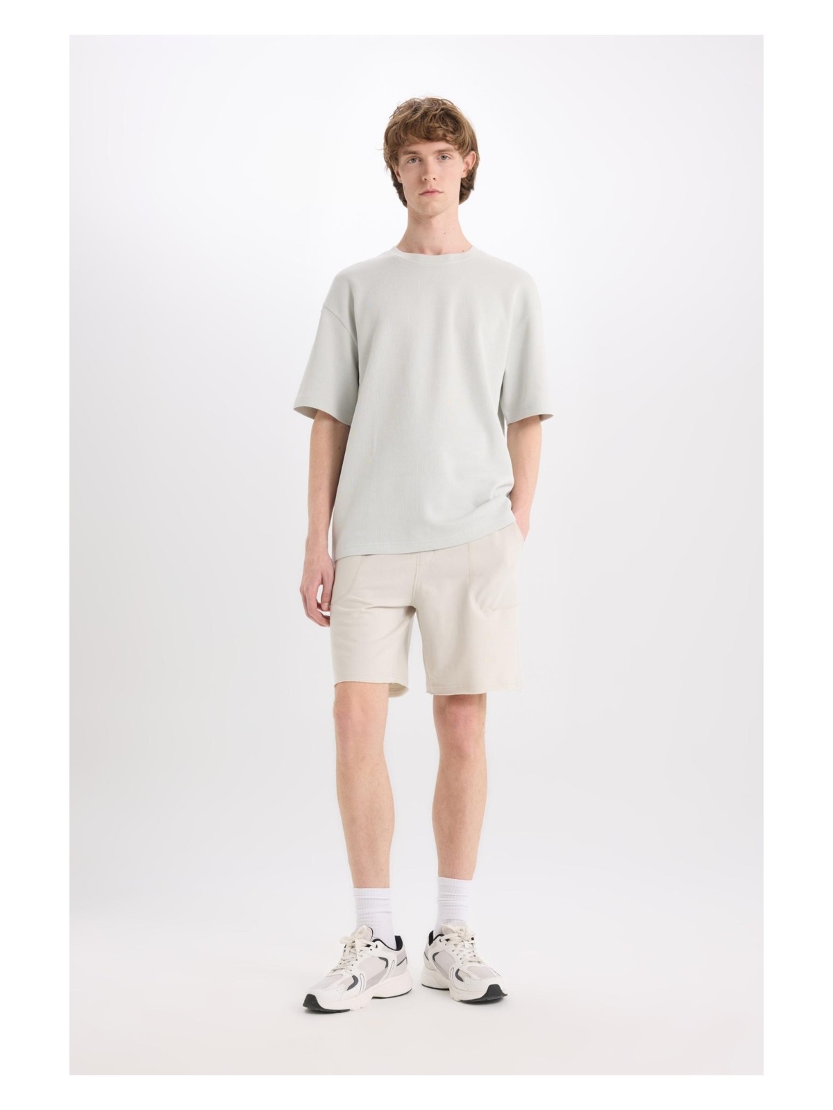 DeFacto %100 Pamuk Slim Fit Dar Kesim Dar Paça Cepli Basic Düz Şort B8673AX25SM - Görsel 3