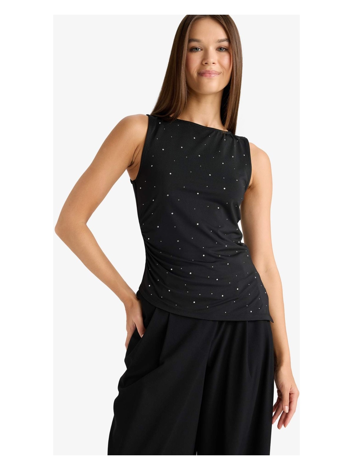 DeFacto Asimetrik Kare Yaka Puantiyeli Kolsuz Bluz F9512AX25AU