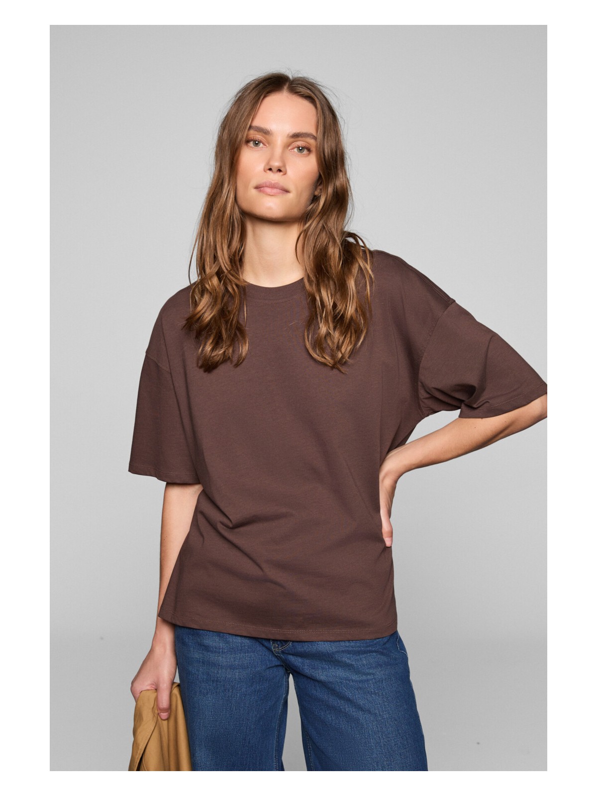 Grimelange LAGERTHA Kadın %100 organik Pamuklu Kalın Dokulu Oversize Fit Yuvarlak Yakalı Koyu Kahverengi T-Shir