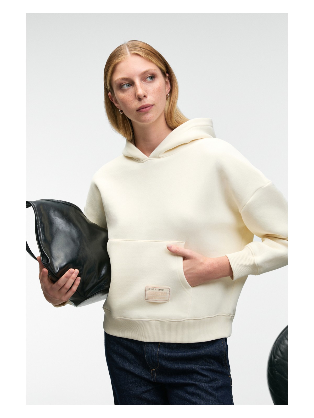 Grimelange CLARIE Kadın Organik Pamuklu Oversize Kanguru Cepli Kapüşonlu Kırmızı Sweatshirt - Görsel 5