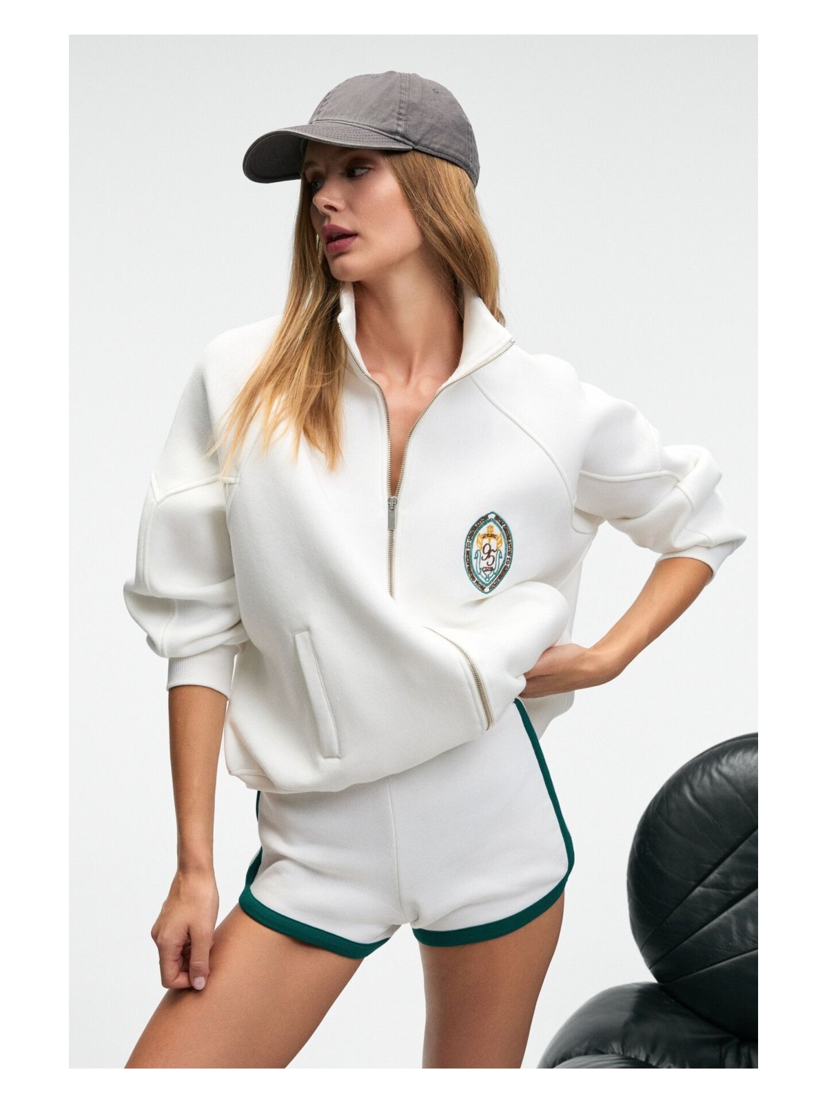 Grimelange TORMENTA Kadın Nakışlı Fermuarlı Dik Yaka Çift Cepli Reglan Kol Beyaz Sweatshirt