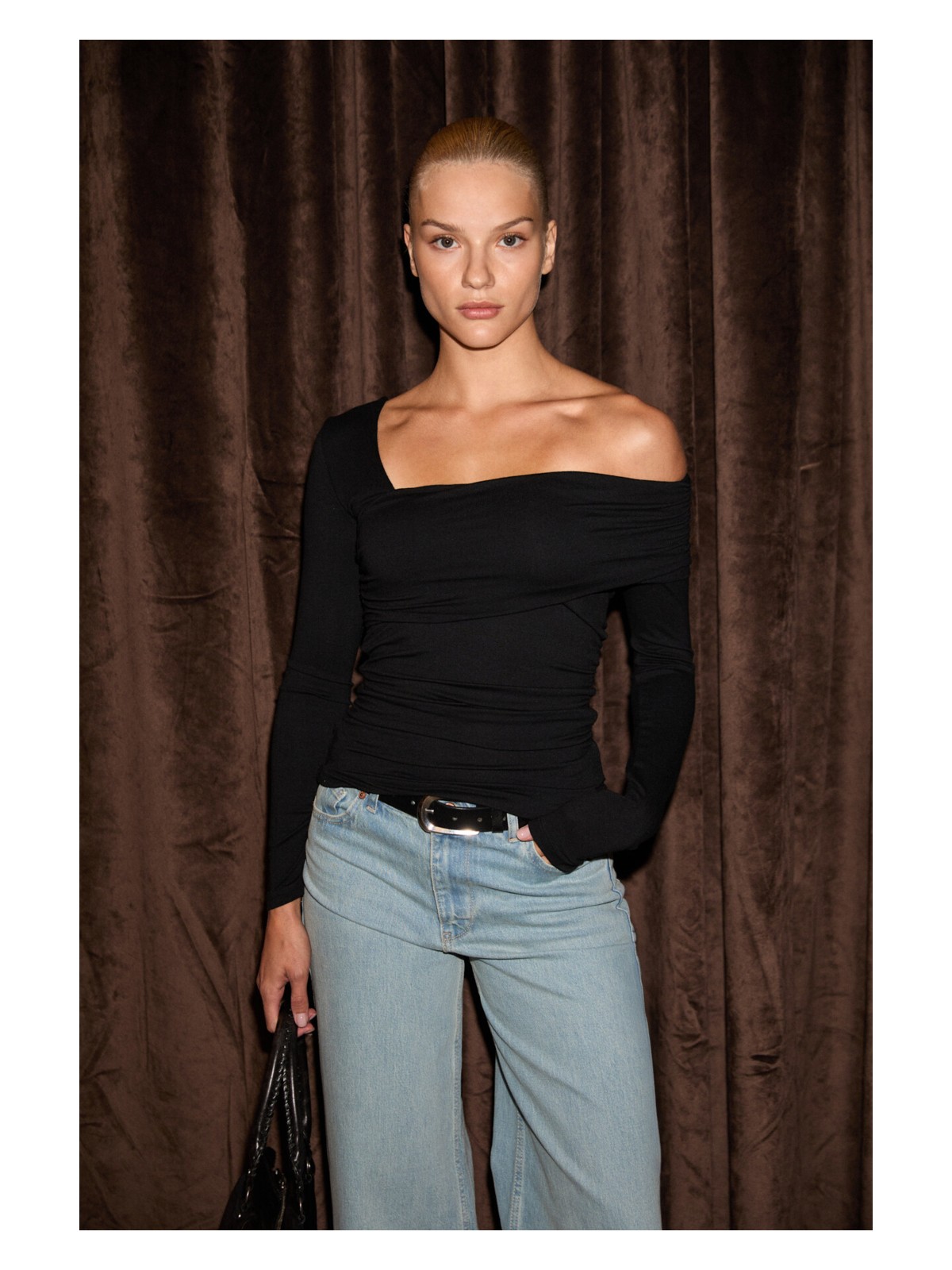 Grimelange VELMEA Kadın Asimetrik Yaka Omuz Detaylı Slim Fit Siyah Bluz