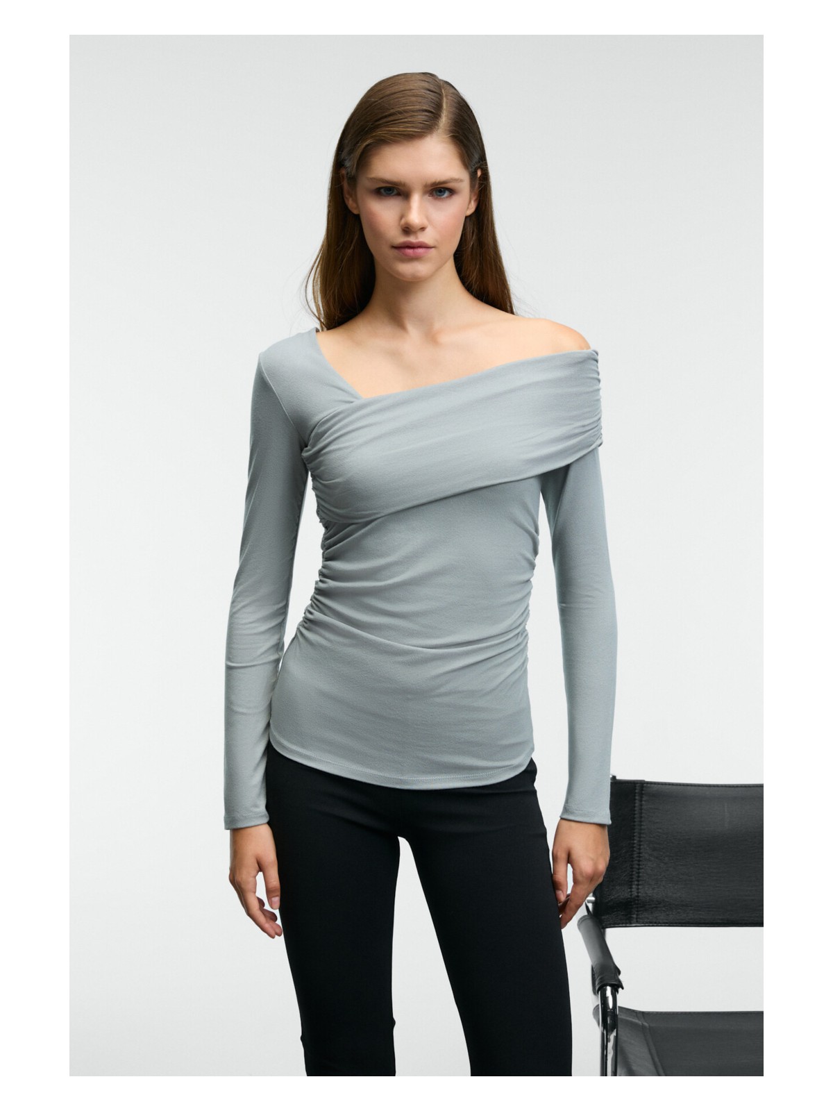 Grimelange VELMEA Kadın Asimetrik Yaka Omuz Detaylı Slim Fit Siyah Bluz - Görsel 4