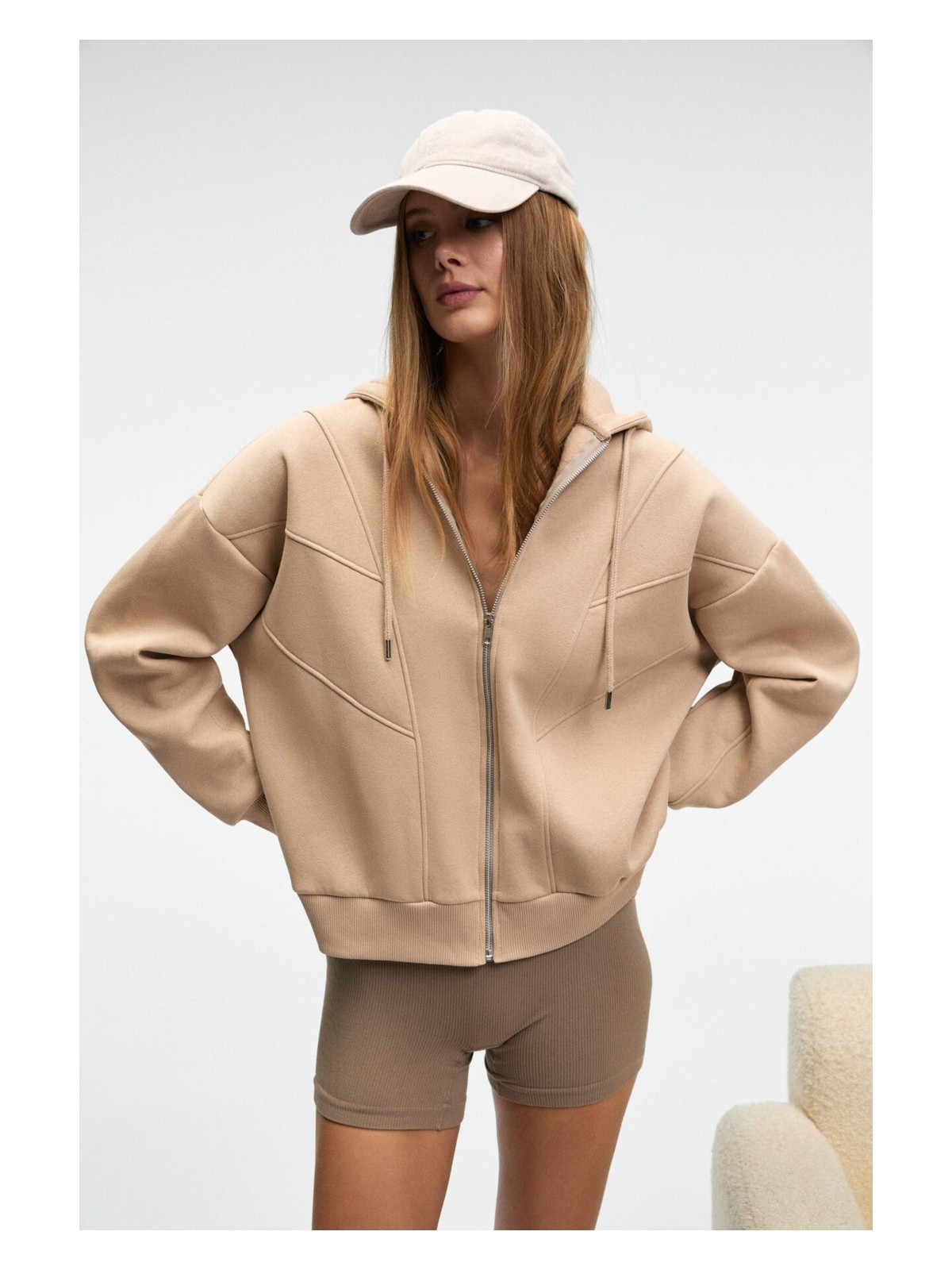 Grimelange Vyselle Kadın Önü Kesikli Metal Fermuarlı Kapüşonlu Etiket Detaylı Oversize Acı Kahve Sweatshirt - Görsel 4