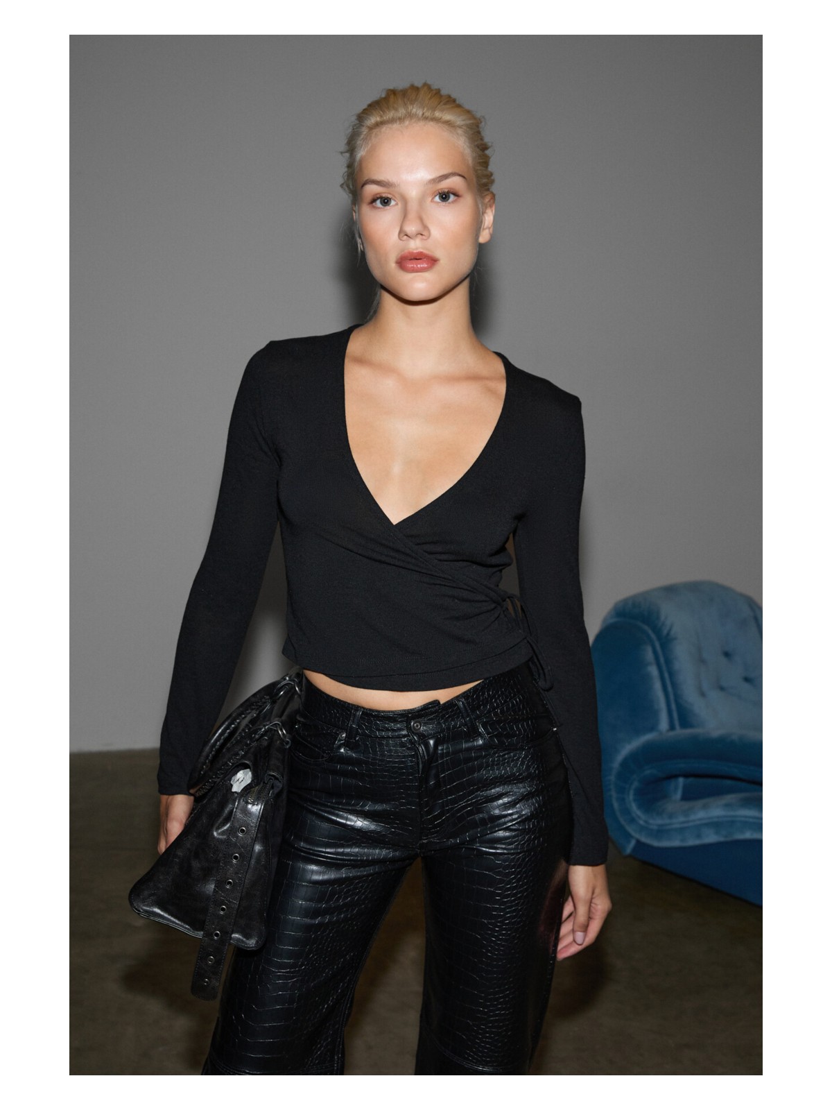 Grimelange OLIVIERNS Kadın Önden Bağlamalı Vücudu Saran Nefes Alan Kumaşlı Siyah Bluz