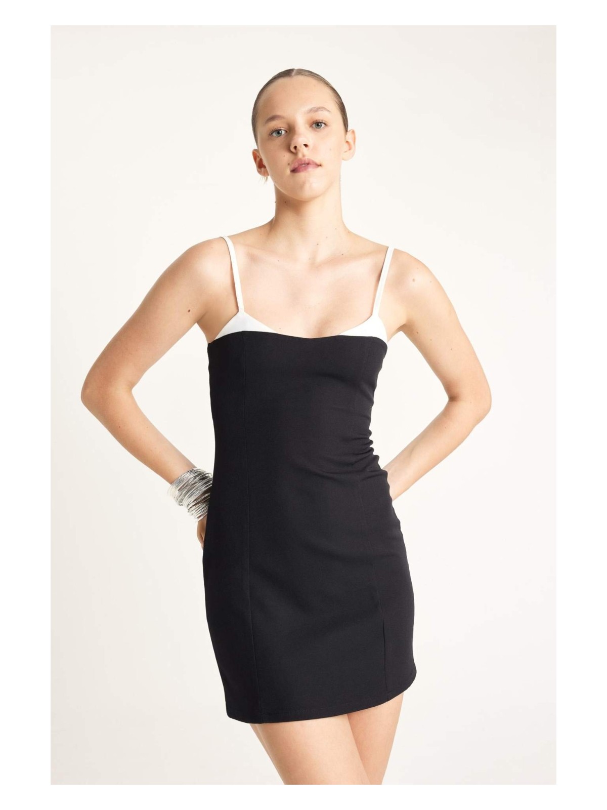 DeFacto Coool Bodycon Vücudu Saran İnce Askılı Mini Elbise D1354AX24SM - Görsel 6