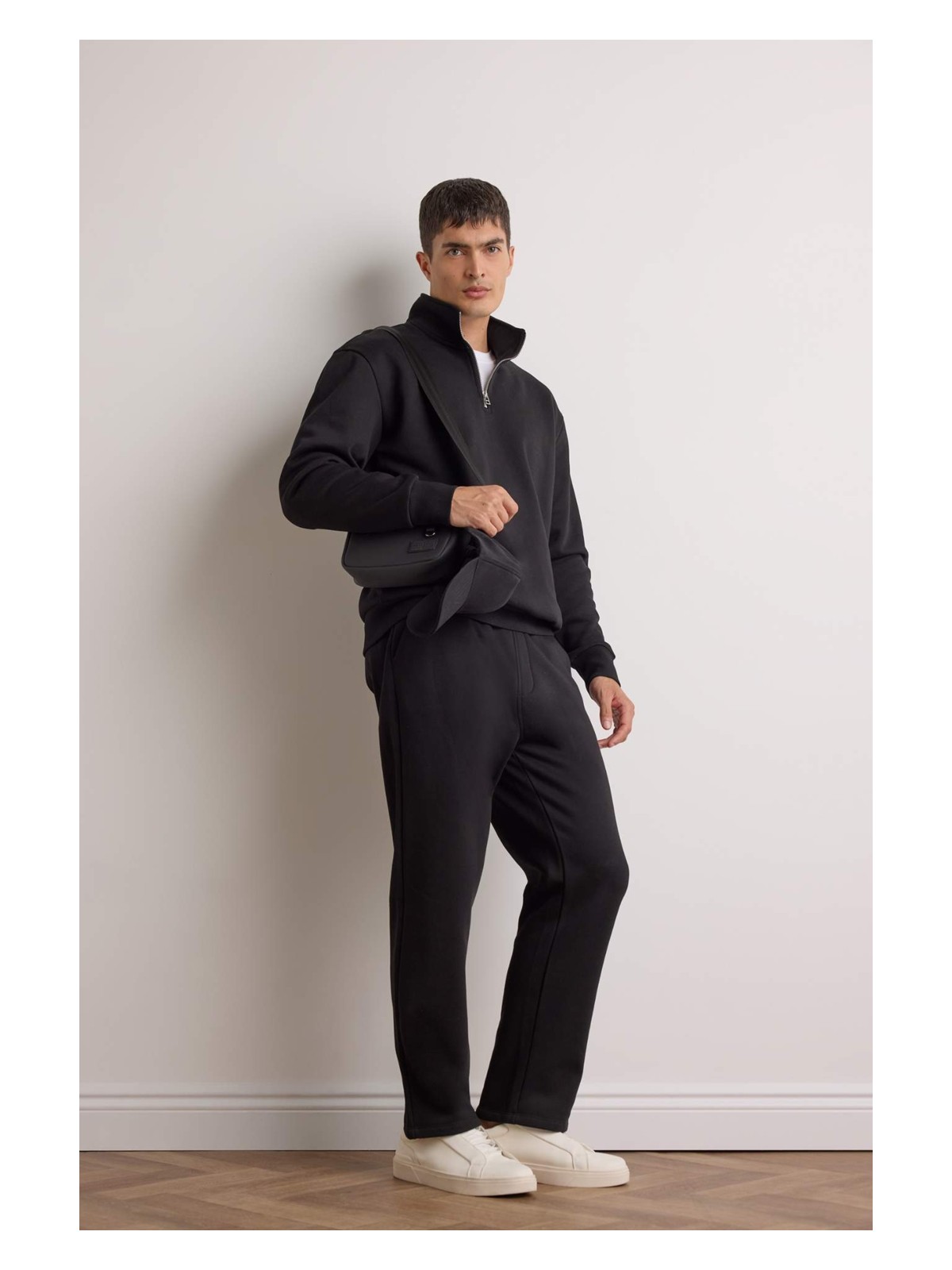 DeFacto Regular Fit Beli Bağcıklı Cepli Düz Paça Kalın Eşofman Altı D7836AX25AU - Görsel 3