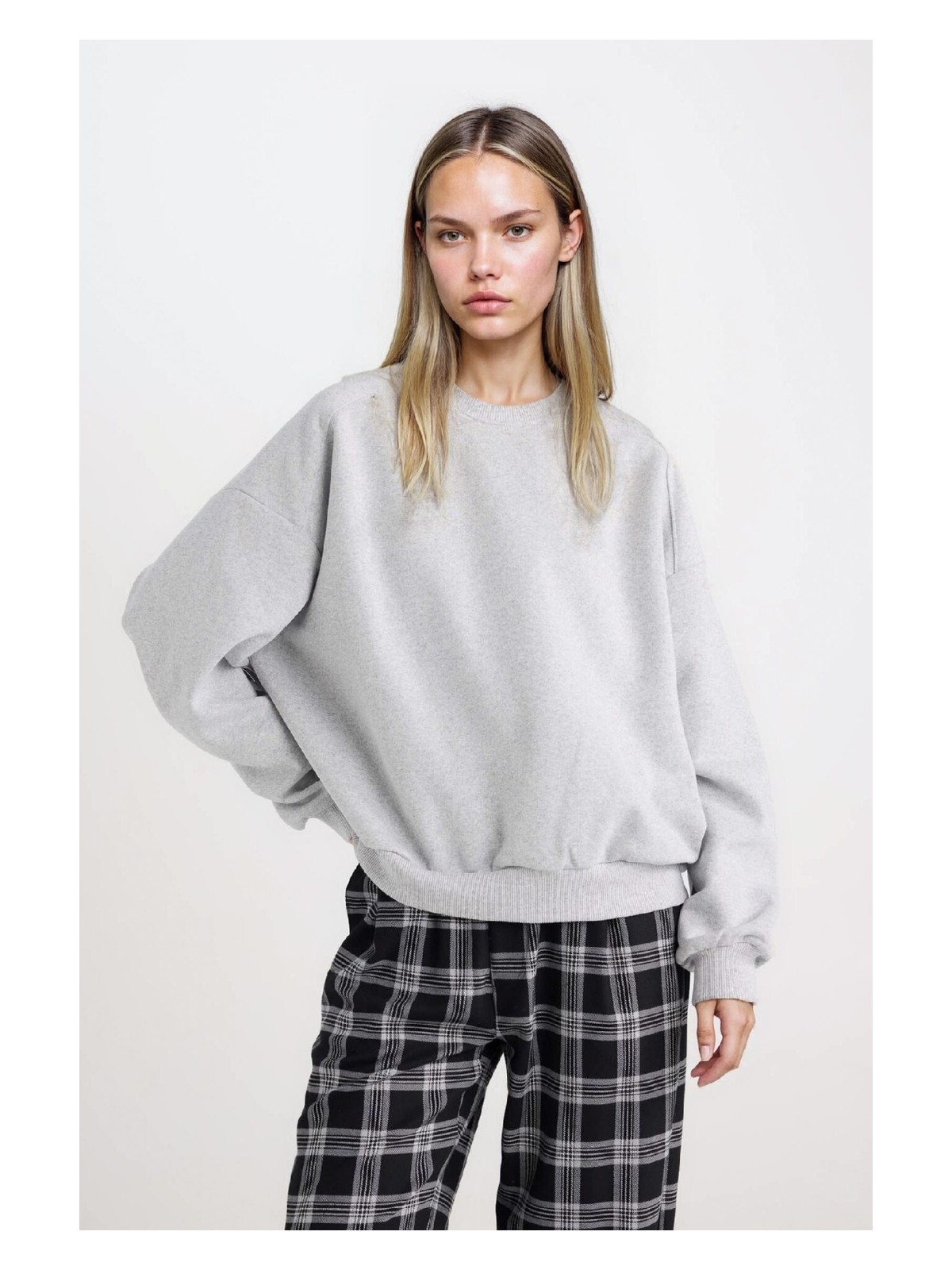 DeFacto Oversize Geniş Kalıp Bisiklet Yaka Basic Düz Kalın Gri Sweatshirt D9022AXNS - Görsel 4