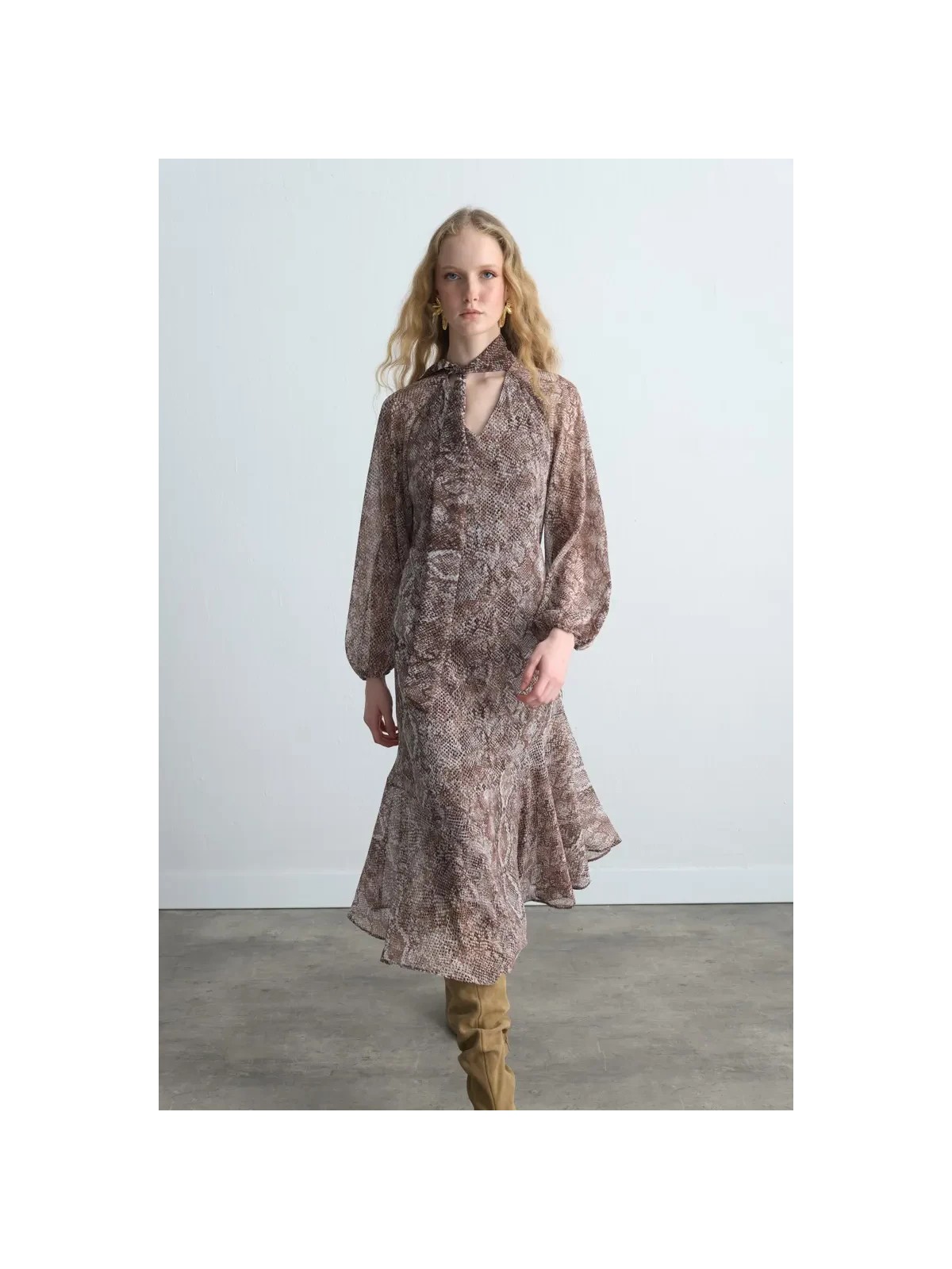 Gusto V Yakalı Fularlı Uzun Elbise - Kahverengi