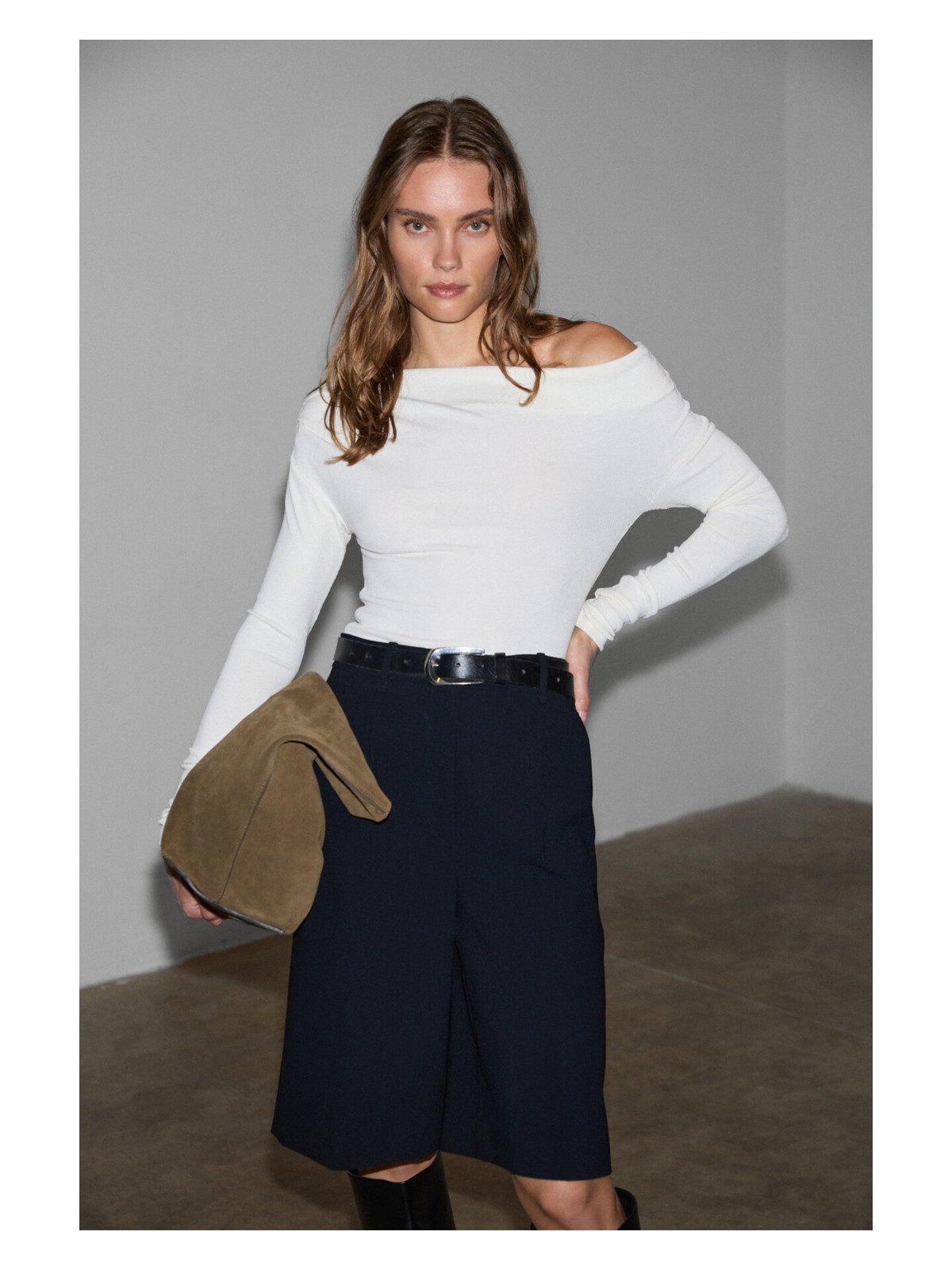 Grimelange OLIVIENN Kadın Omuzu Açık Asimetrik Yakalı Uzun Kollu Slim Fit Lacivert Bluz - Görsel 4