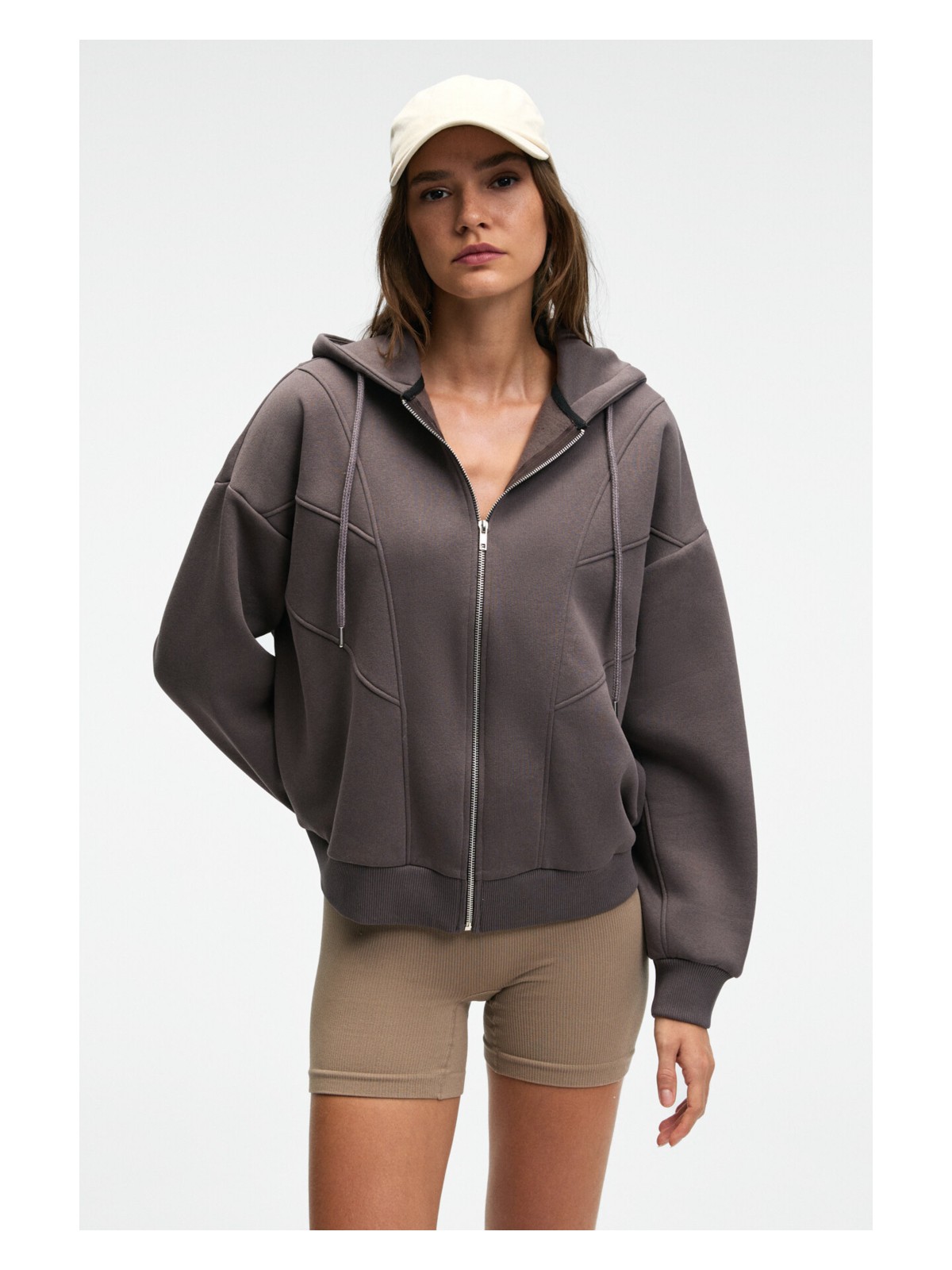 Grimelange Vyselle Kadın Önü Kesikli Metal Fermuarlı Kapüşonlu Etiket Detaylı Oversize Acı Kahve Sweatshirt - Görsel 6