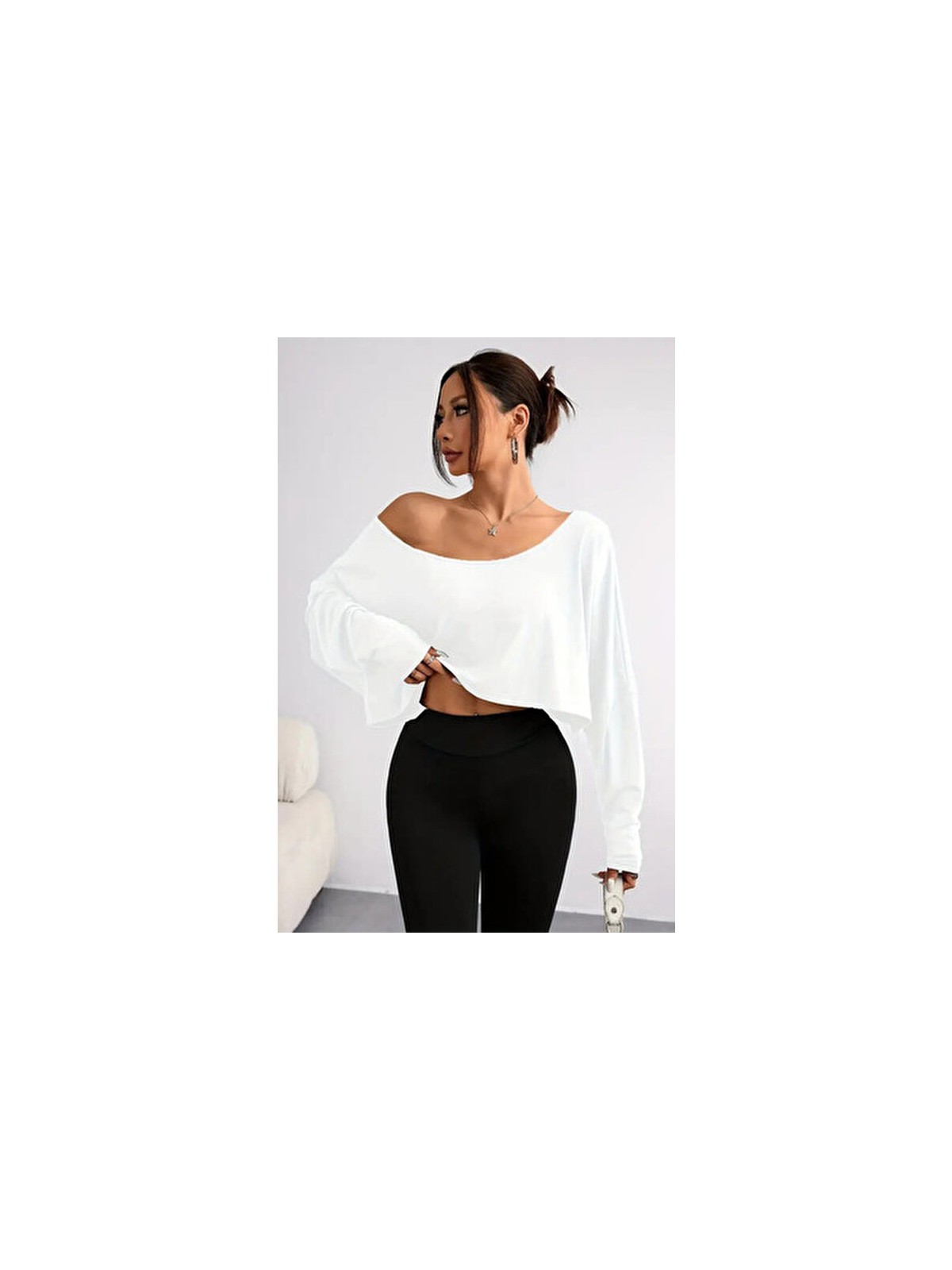 Tarz Cool Beyaz Kadın Düşük Omuz Kayık Yaka Oversize Uzun Kollu Crop T-Shirt - Görsel 3