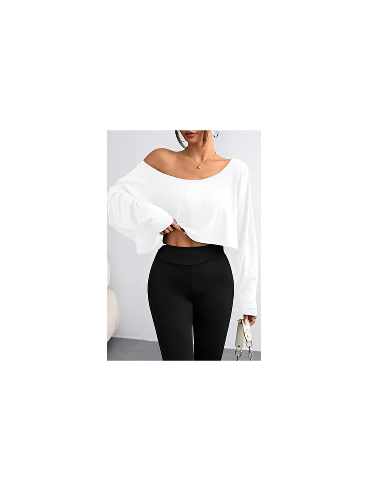 Tarz Cool Beyaz Kadın Düşük Omuz Kayık Yaka Oversize Uzun Kollu Crop T-Shirt - Görsel 4