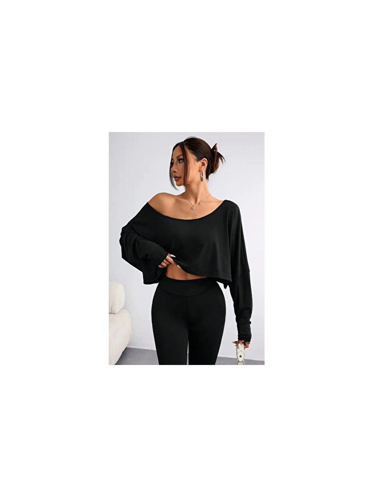Tarz Cool Siyah Kadın Oversize Uzun Kollu Crop T-Shirt Kayık Yaka Pamuklu Düşük Omuz - Görsel 4
