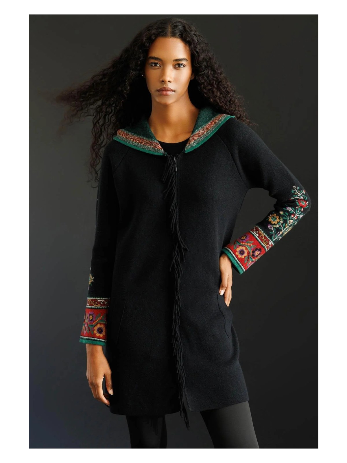 Desen Triko Kadın Kapüşonlu Kilim Jakarlı Püsküllü Yün Kaban 25056 Siyah