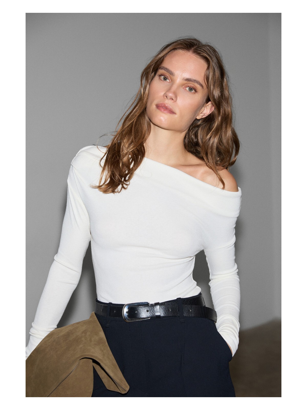 Grimelange RALIVEA Kadın Kayık Yakalı Vücuda Oturan Esnek Kumaşlı Haki Bluz - Görsel 4