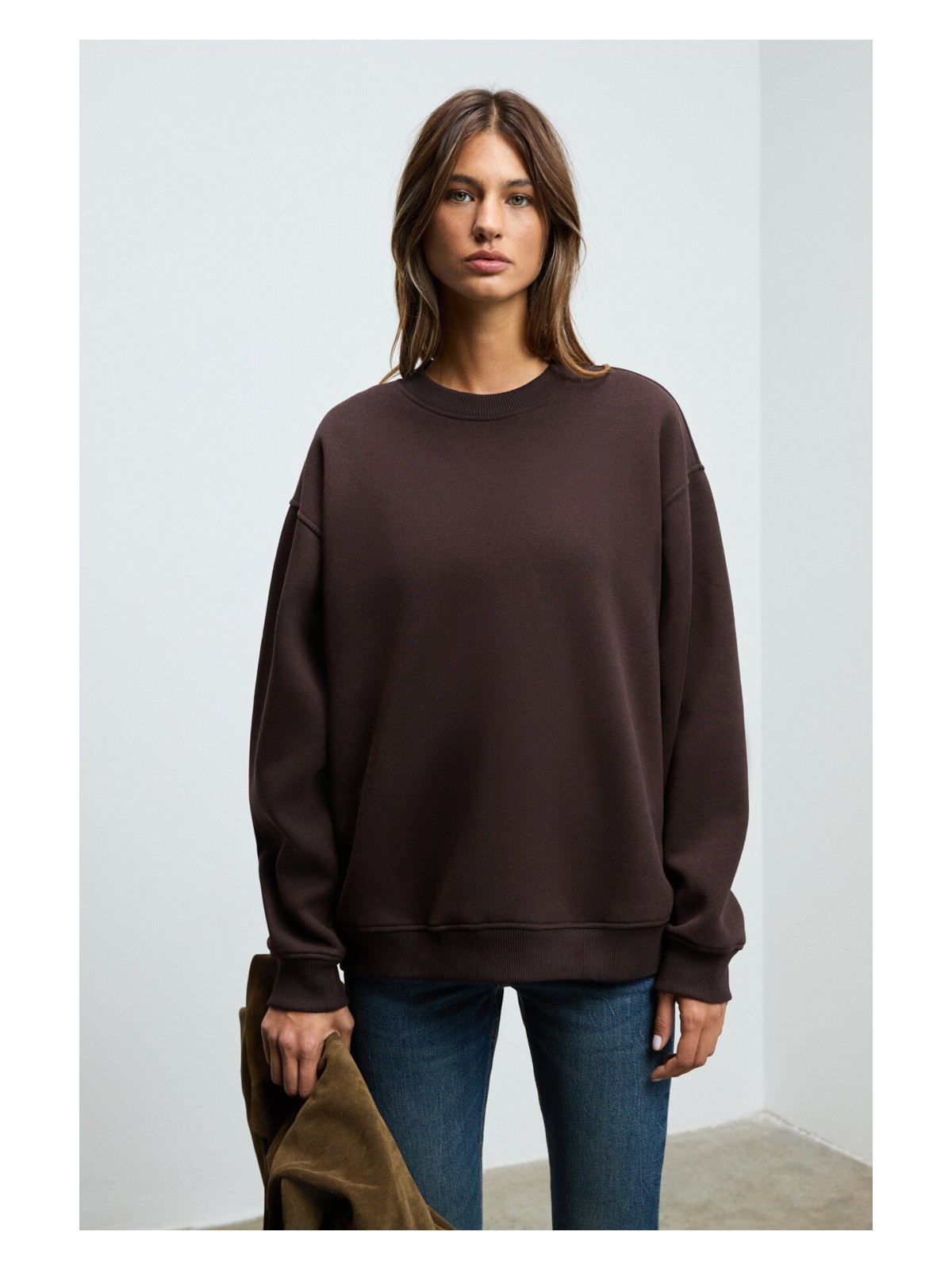 Grimelange KARIUS Kadın Organik Pamuklu İçi Polarlı Oversize Yuvarlak Yakalı Koyu Kahverengi Sweatshirt