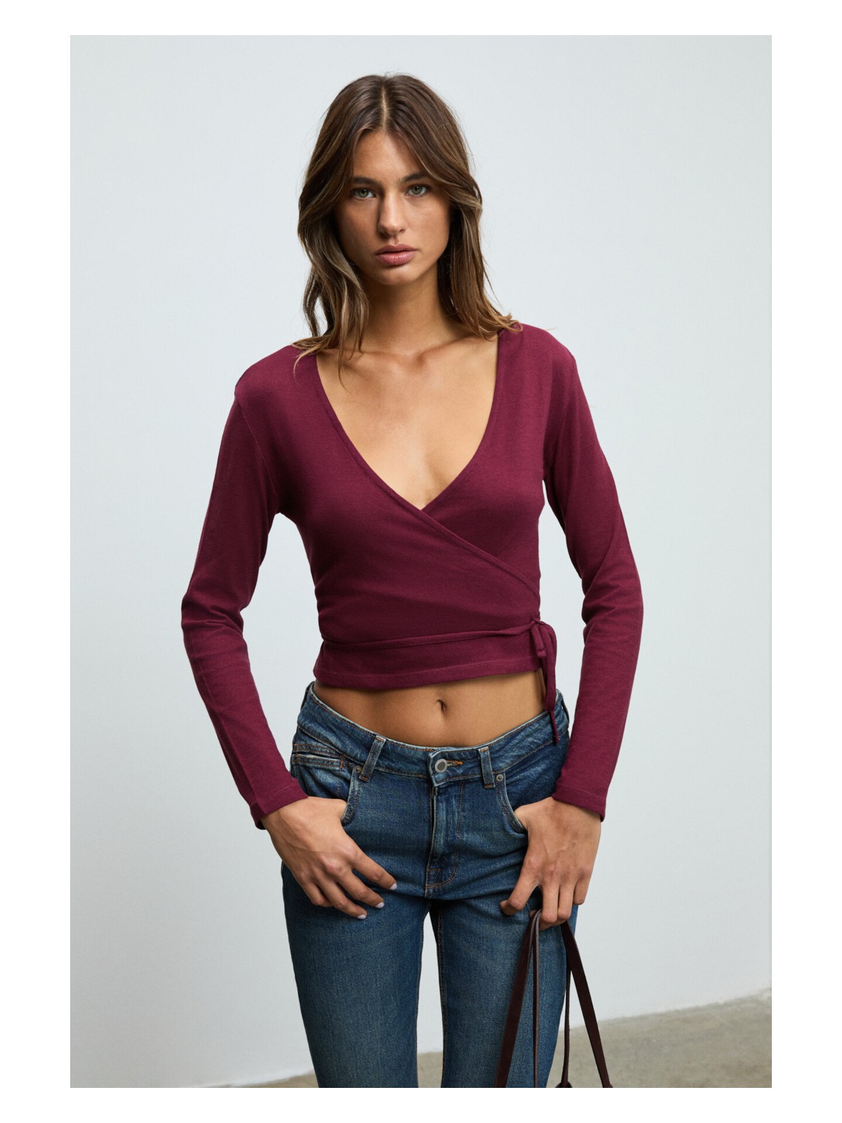 Grimelange OLIVIERNS Kadın Önden Bağlamalı Vücudu Saran Nefes Alan Kumaşlı Siyah Bluz - Görsel 4