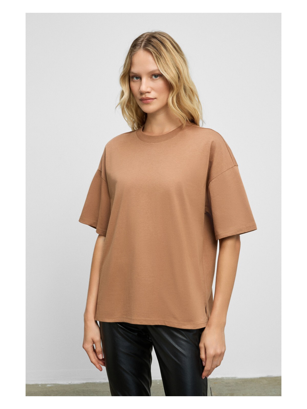 Grimelange Jemmy Kadın %100 Organik Pamuk Relaxed Fit Yırtmaçlı Yuvarlak Yakalı Vizon T-Shirt