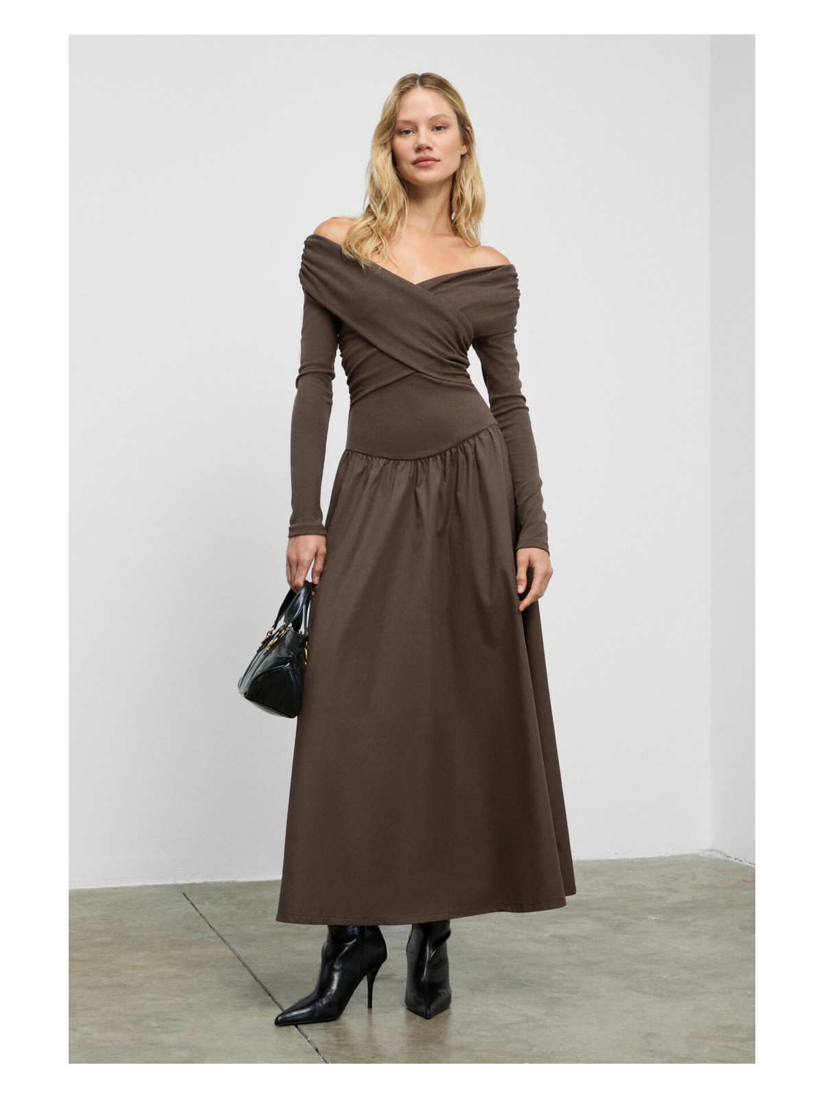 Grimelange FRUENDO Kadın Asimetrik Yakalı Üstü Esnek Kumaşlı Eteği Poplin Uzun Siyah Elbise - Görsel 4