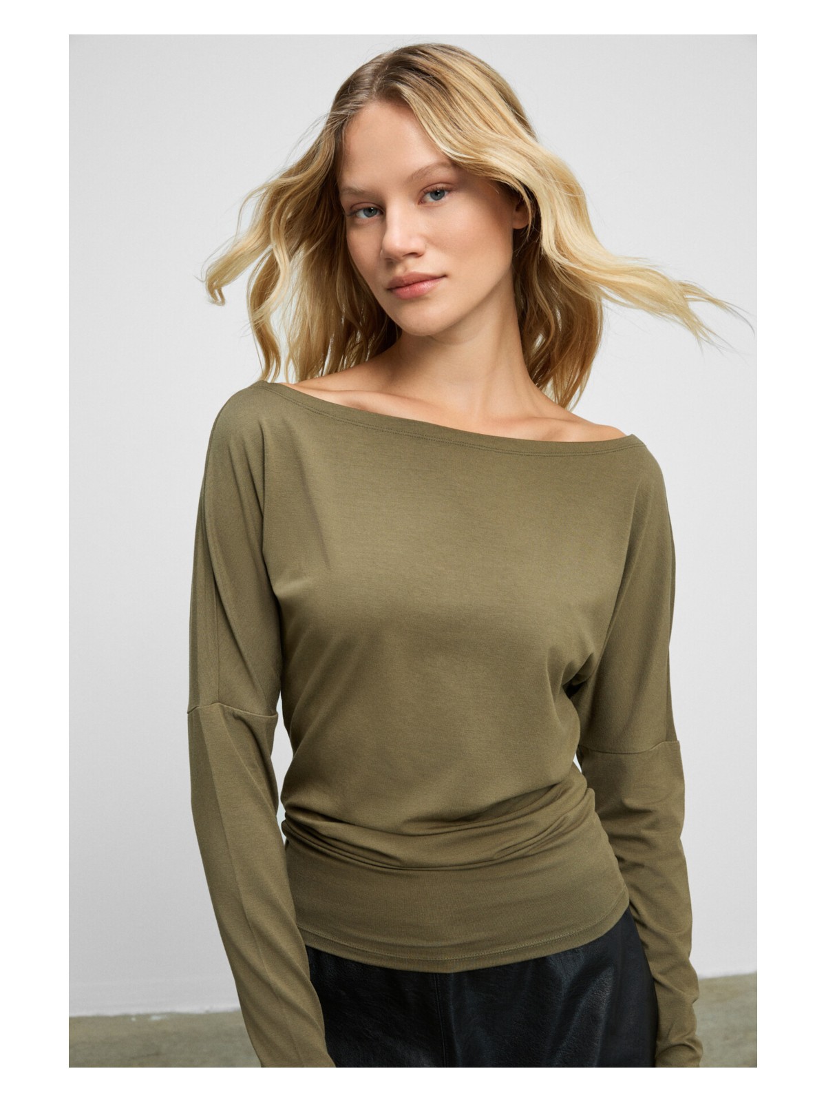 Grimelange RALIVEA Kadın Kayık Yakalı Vücuda Oturan Esnek Kumaşlı Haki Bluz