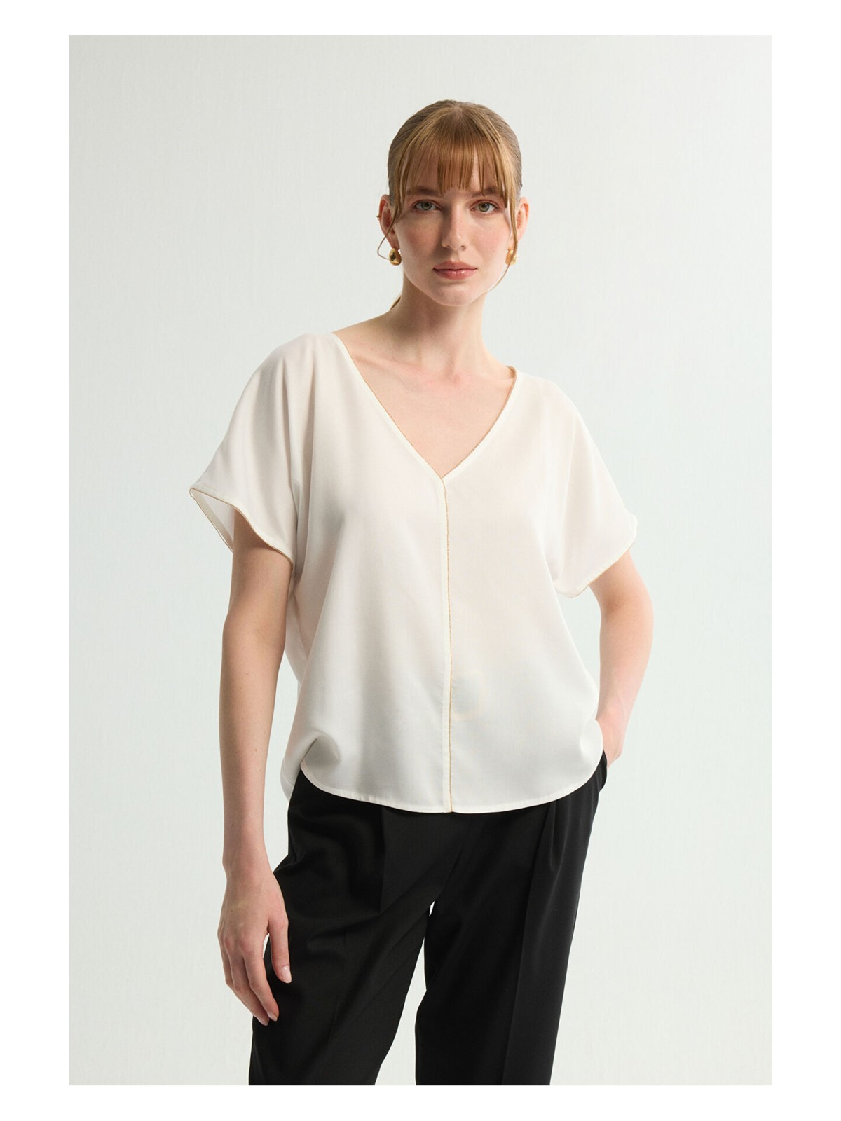 Love My Body V Yaka Boncuk Detaylı Bluz Kemik 115L9379001