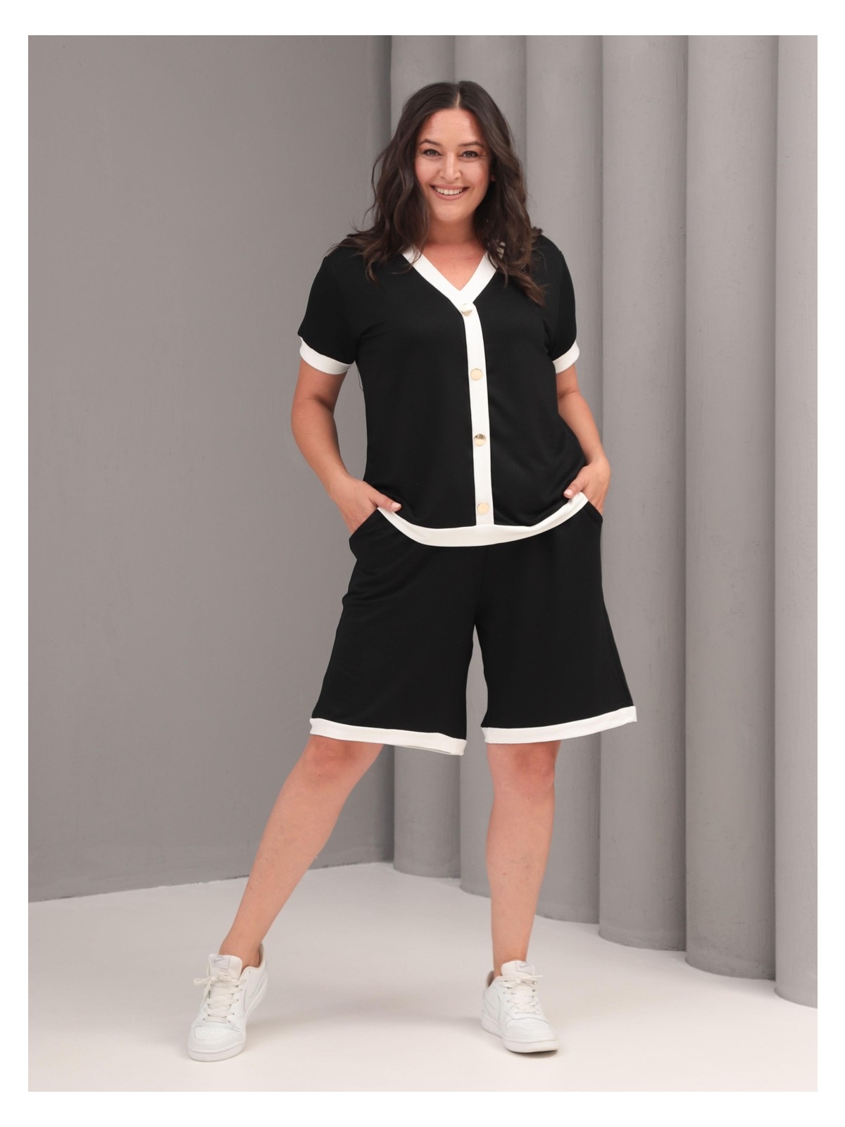 Şans Kadın Büyük Beden Siyah-Beyaz, V Yaka, Süs Düğmeli Üst, Paça Detaylı Cepli Şort 2li Takım 65N39066