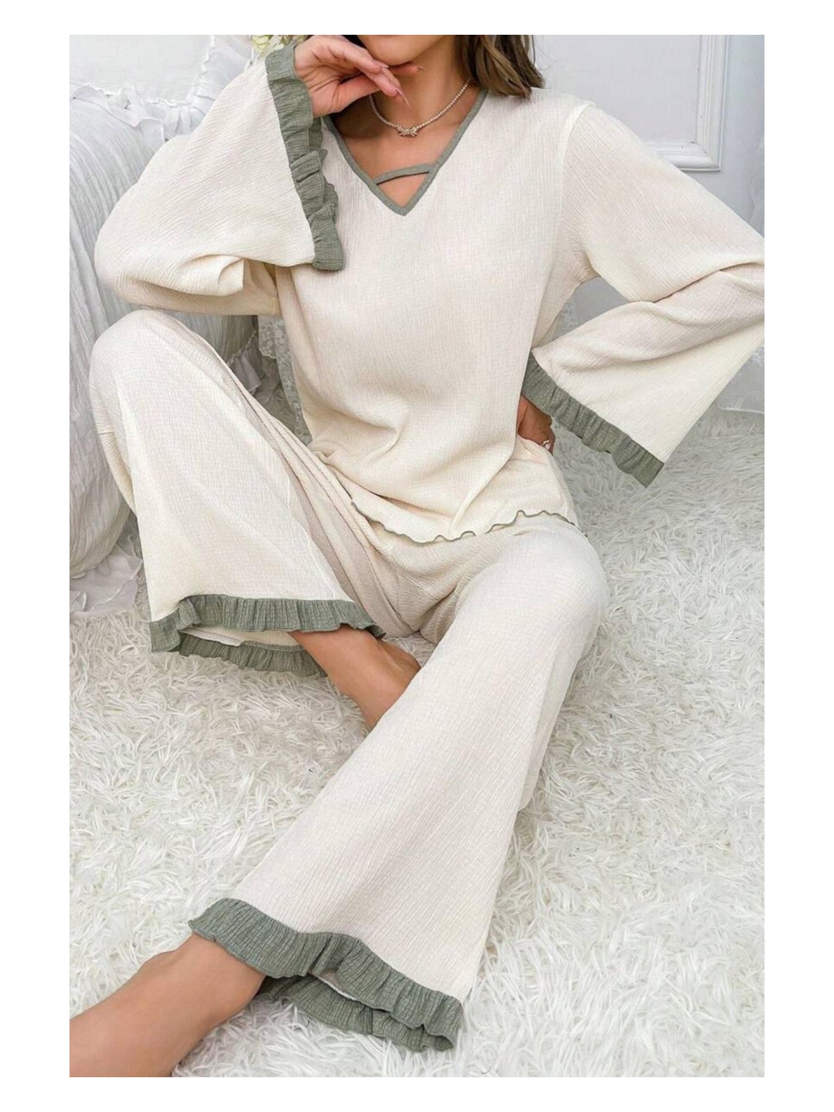 Bella Notte V Yaka Yeşil Fırfır Detaylı Ispanyol Paça Pijama Takımı