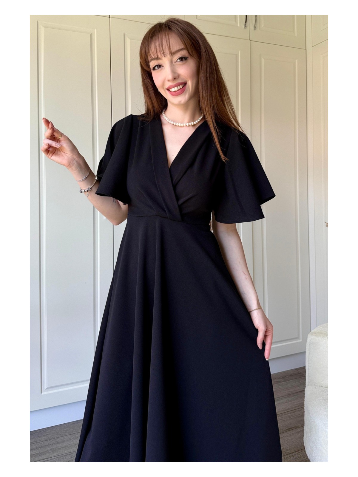 Dilay Gökoğlu Butik Siyah Kruvaze Yaka Kolları Volanlı Midi Elbise