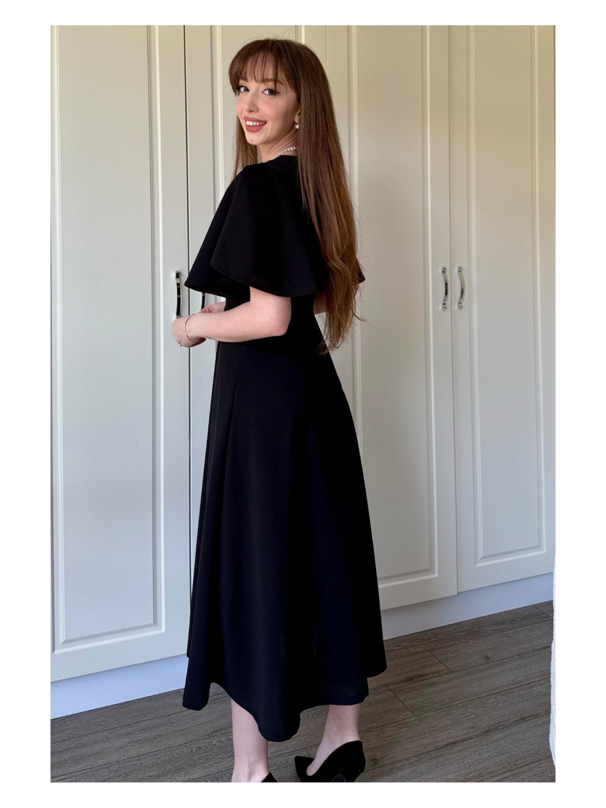 Dilay Gökoğlu Butik Siyah Kruvaze Yaka Kolları Volanlı Midi Elbise - Görsel 7