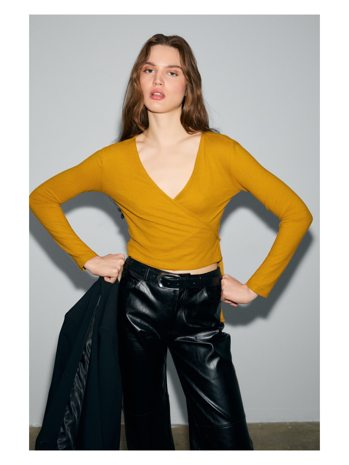 Grimelange OLIVIERNS Kadın Önden Bağlamalı Vücudu Saran Nefes Alan Kumaşlı Siyah Bluz - Görsel 5