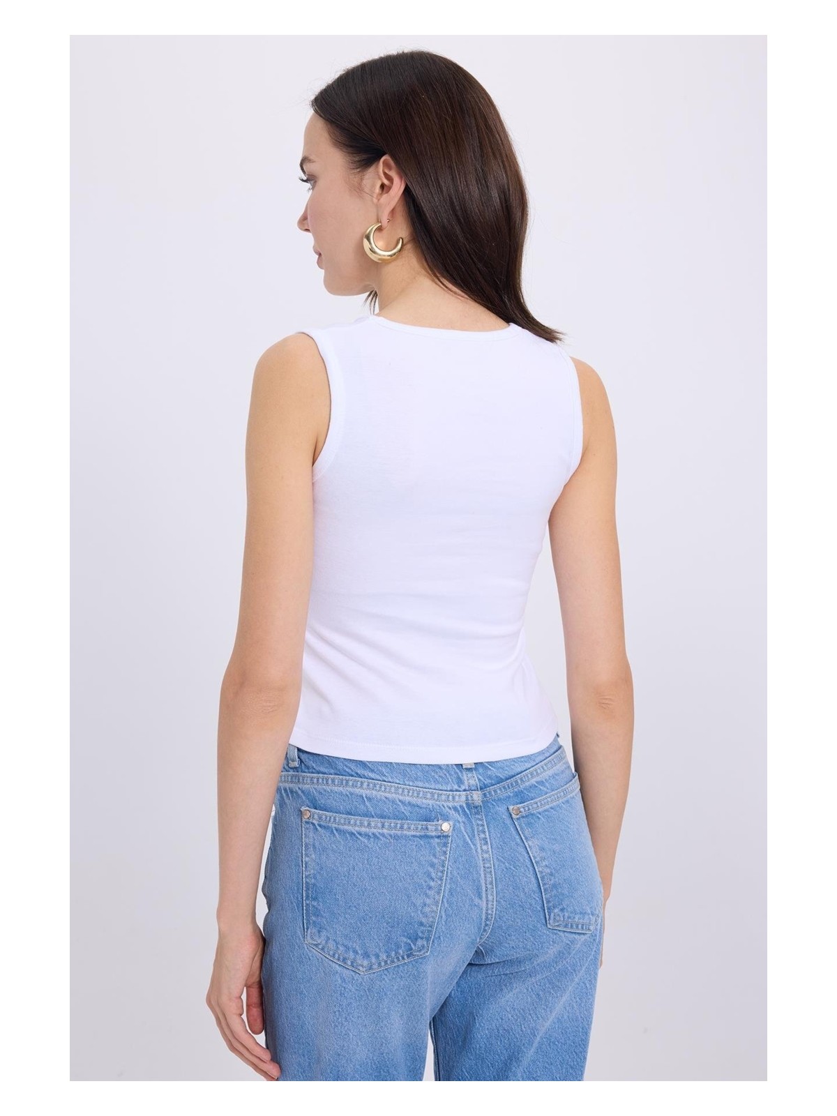 Tudors Kadın Slim Fit Dar Kesim V Yaka Sıfır Kol Pamuklu Ribanalı Beyaz Bluz - Görsel 6