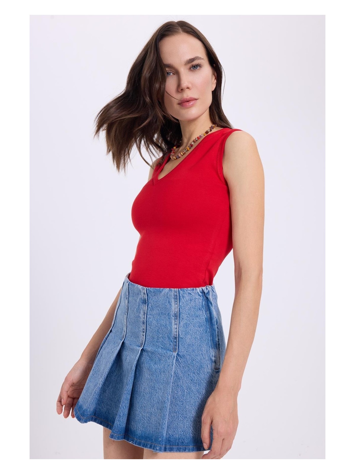 Tudors Kadın Slim Fit Dar Kesim V Yaka Sıfır Kol Pamuklu Ribanalı Kırmızı Bluz - Görsel 2