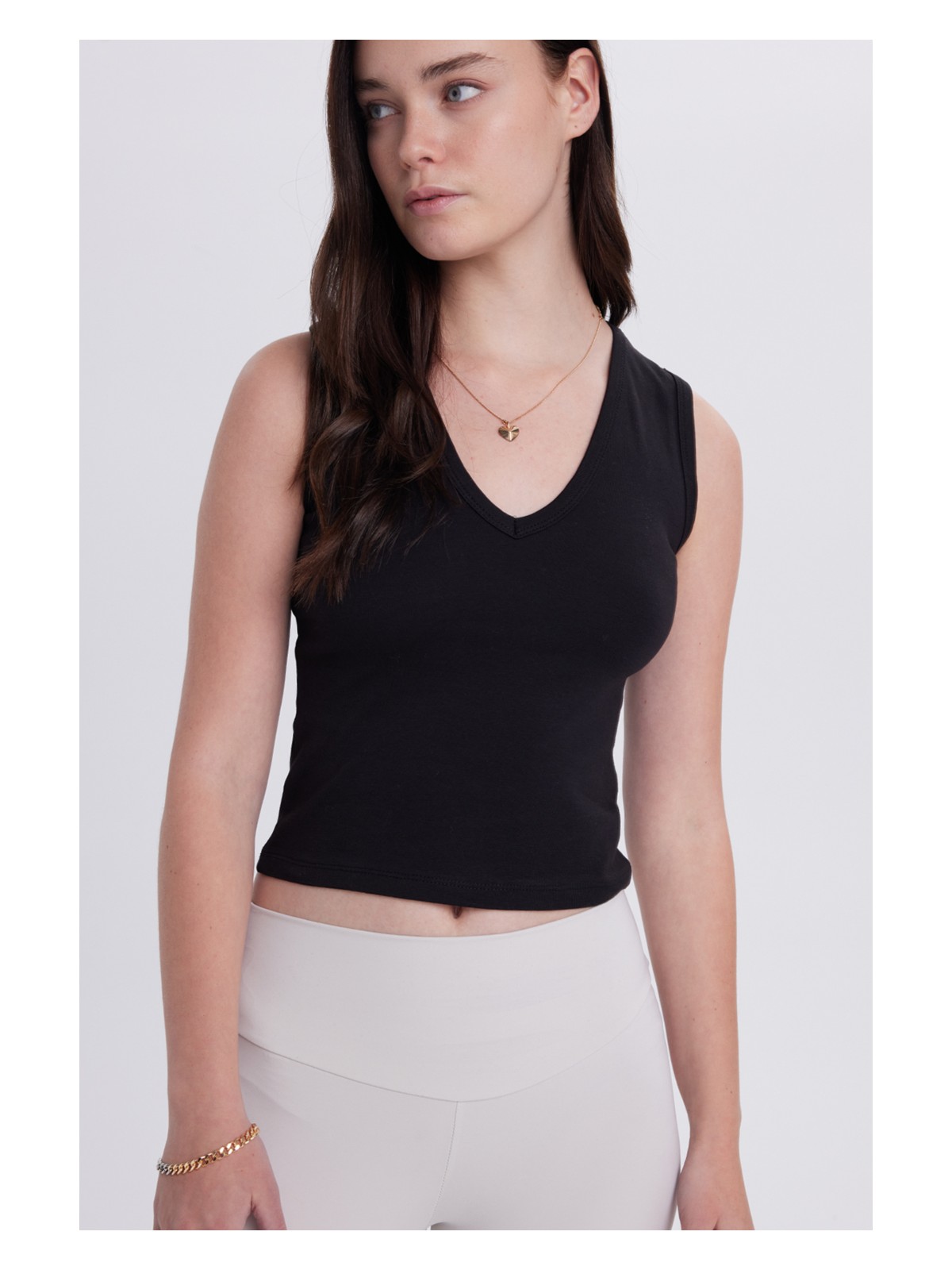 Tudors Kadın Slim Fit Dar Kesim V Yaka Sıfır Kol Pamuklu Ribanalı Siyah Bluz - Görsel 4