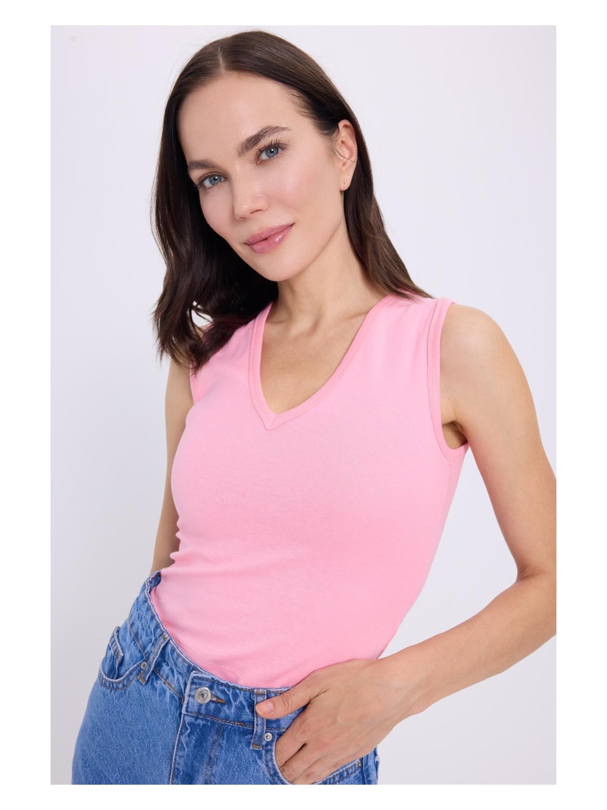 Tudors Kadın Slim Fit Dar Kesim V Yaka Sıfır Kol Pamuklu Ribanalı Pembe Bluz