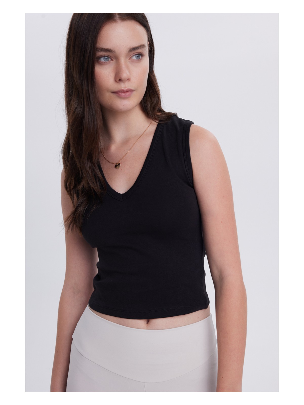Tudors Kadın Slim Fit Dar Kesim V Yaka Sıfır Kol Pamuklu Ribanalı Siyah Bluz