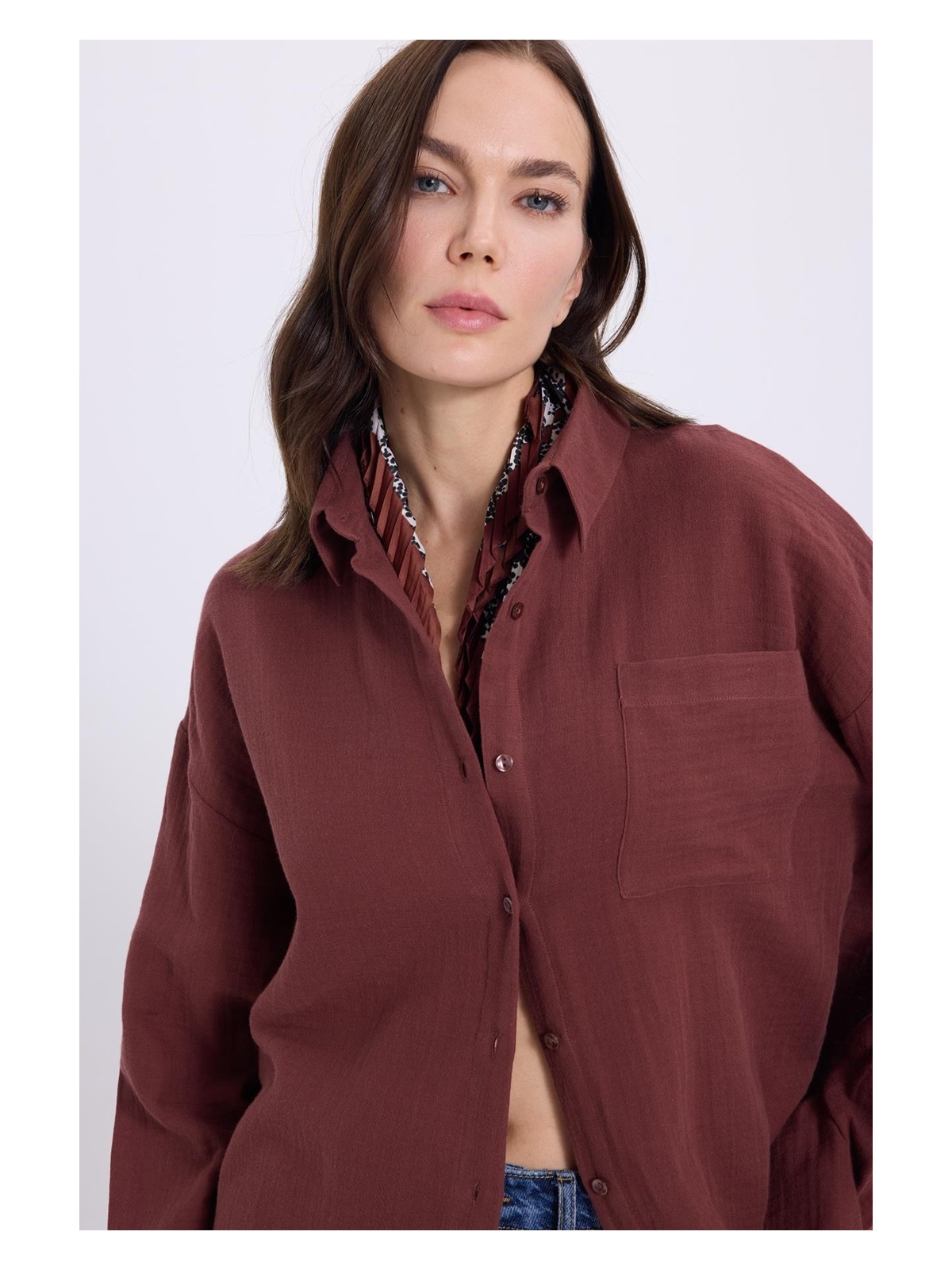 Tudors Kadın Oversize Geniş Kesim %100 Pamuk Müslin Kumaş Uzun Kollu Cepli Dokulu Kahverengi Gömlek