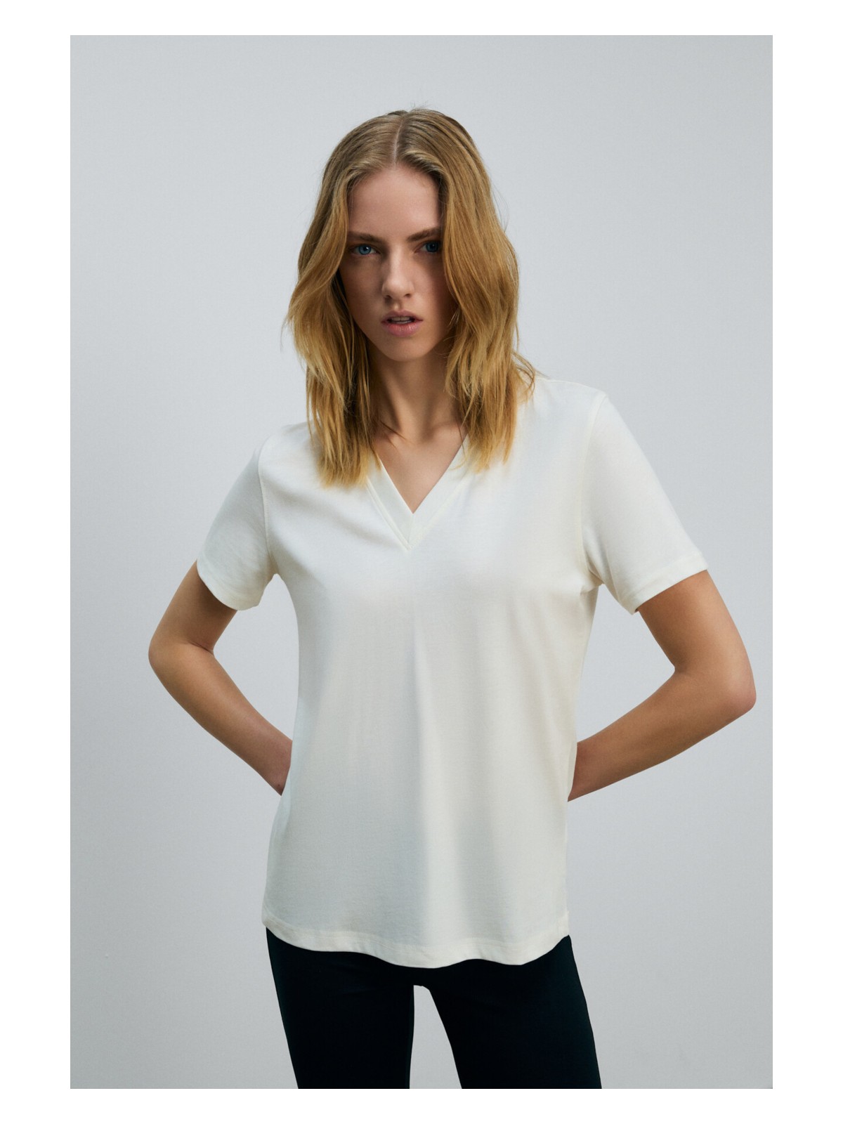 Grimelange ALINE Kadın %100 organik Pamuk Derin V Yakalı Comfort Fit Ekru T-Shirt