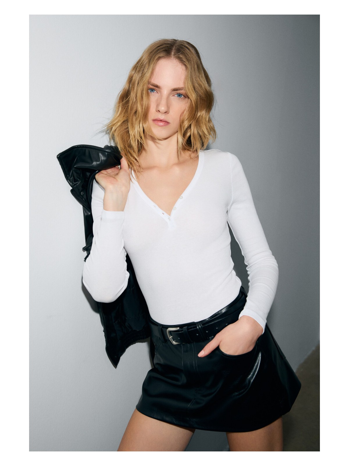 Grimelange Kalanı Kadın Uzun Kollu V Yaka Patlı Düğmeli Siyah Bluz - Görsel 4