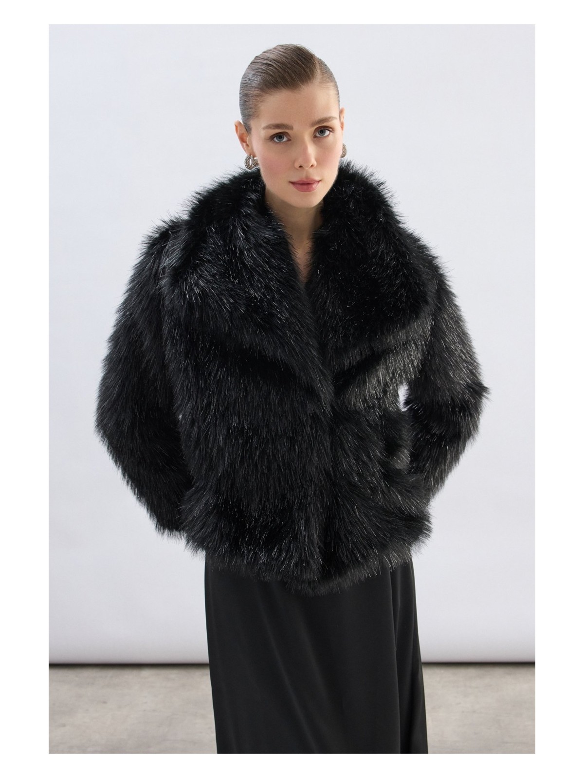 Sateen Geniş Yakalı Simli Kürk - Siyah